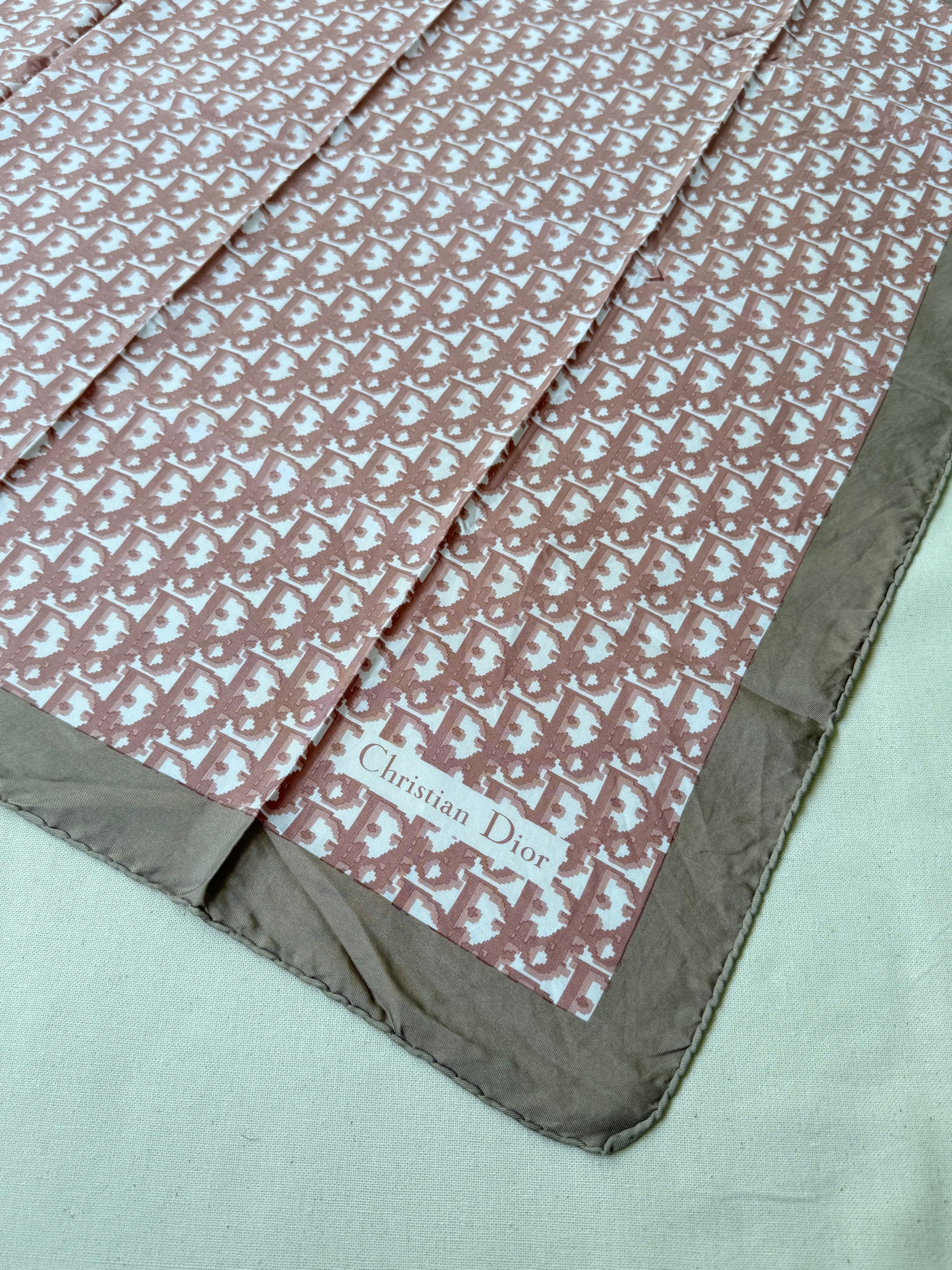 Foulard Christian Dior – Modèle monogramme rose