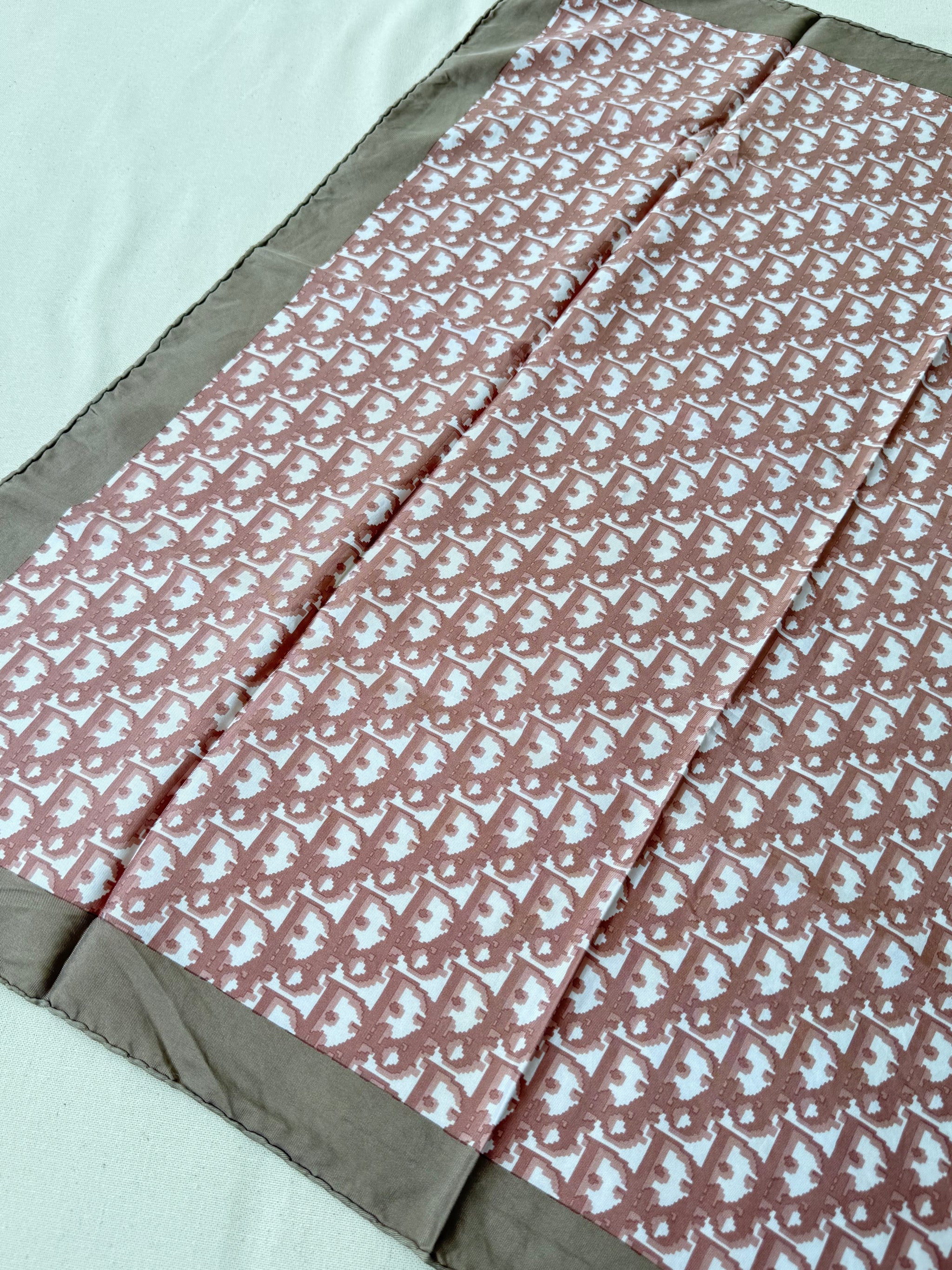 Foulard Christian Dior – Modèle monogramme rose