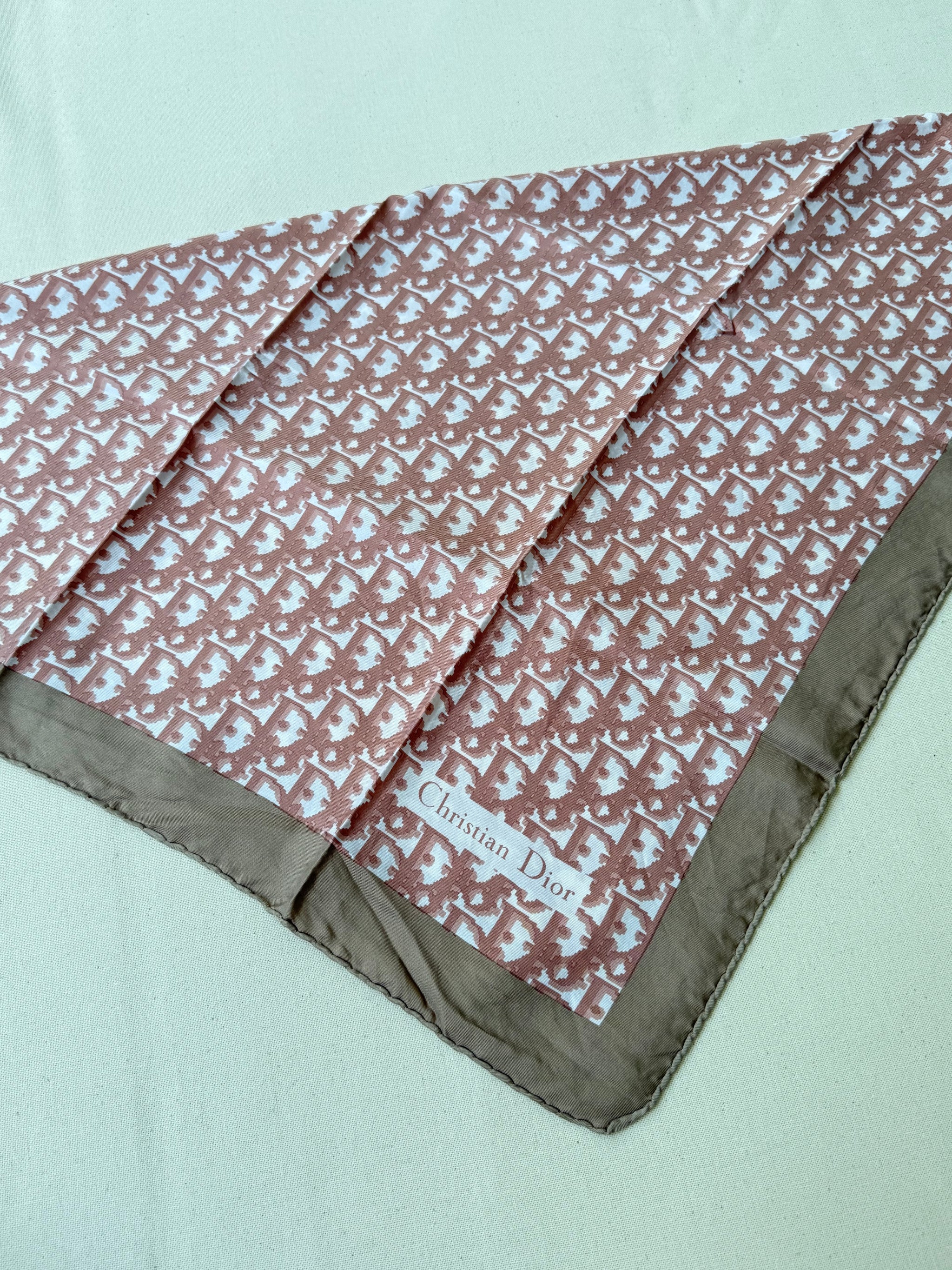Foulard Christian Dior – Modèle monogramme rose