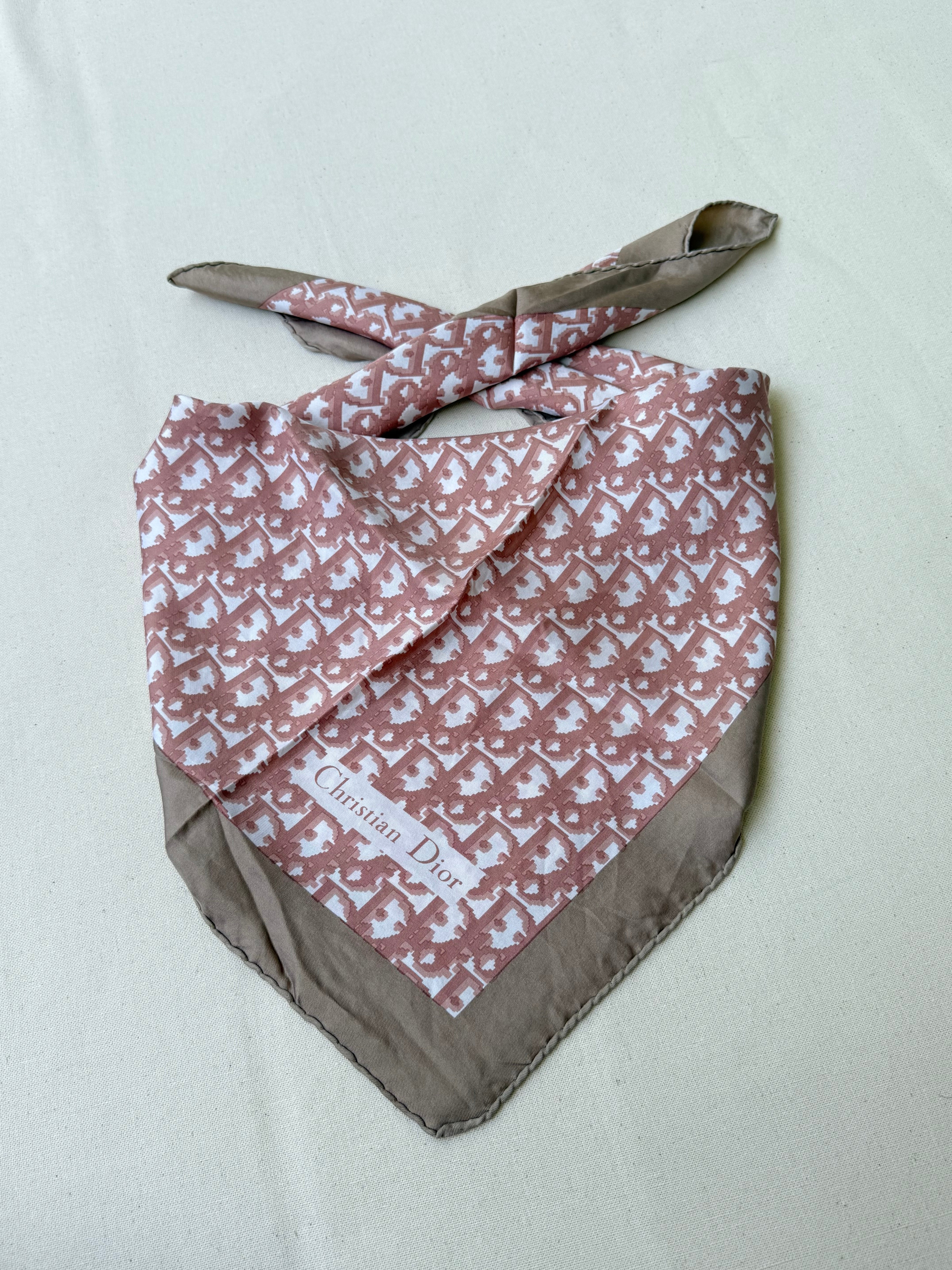 Foulard Christian Dior – Modèle monogramme rose