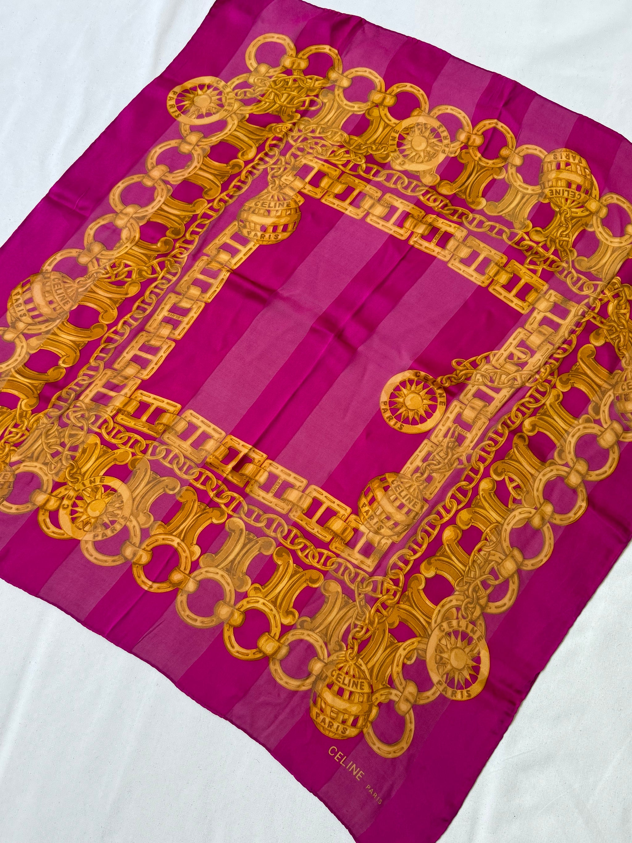 Foulard Céline – Modèle rose fuschia et chaînes dorées