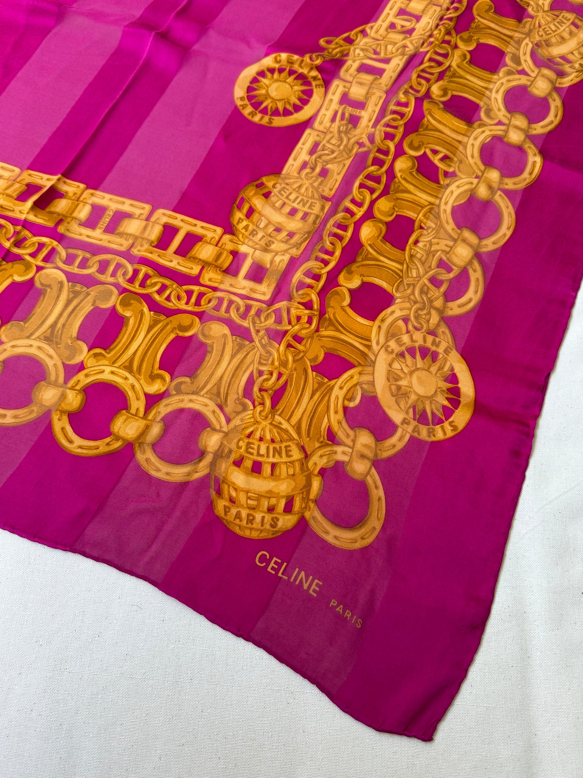 Foulard Céline – Modèle rose fuschia et chaînes dorées