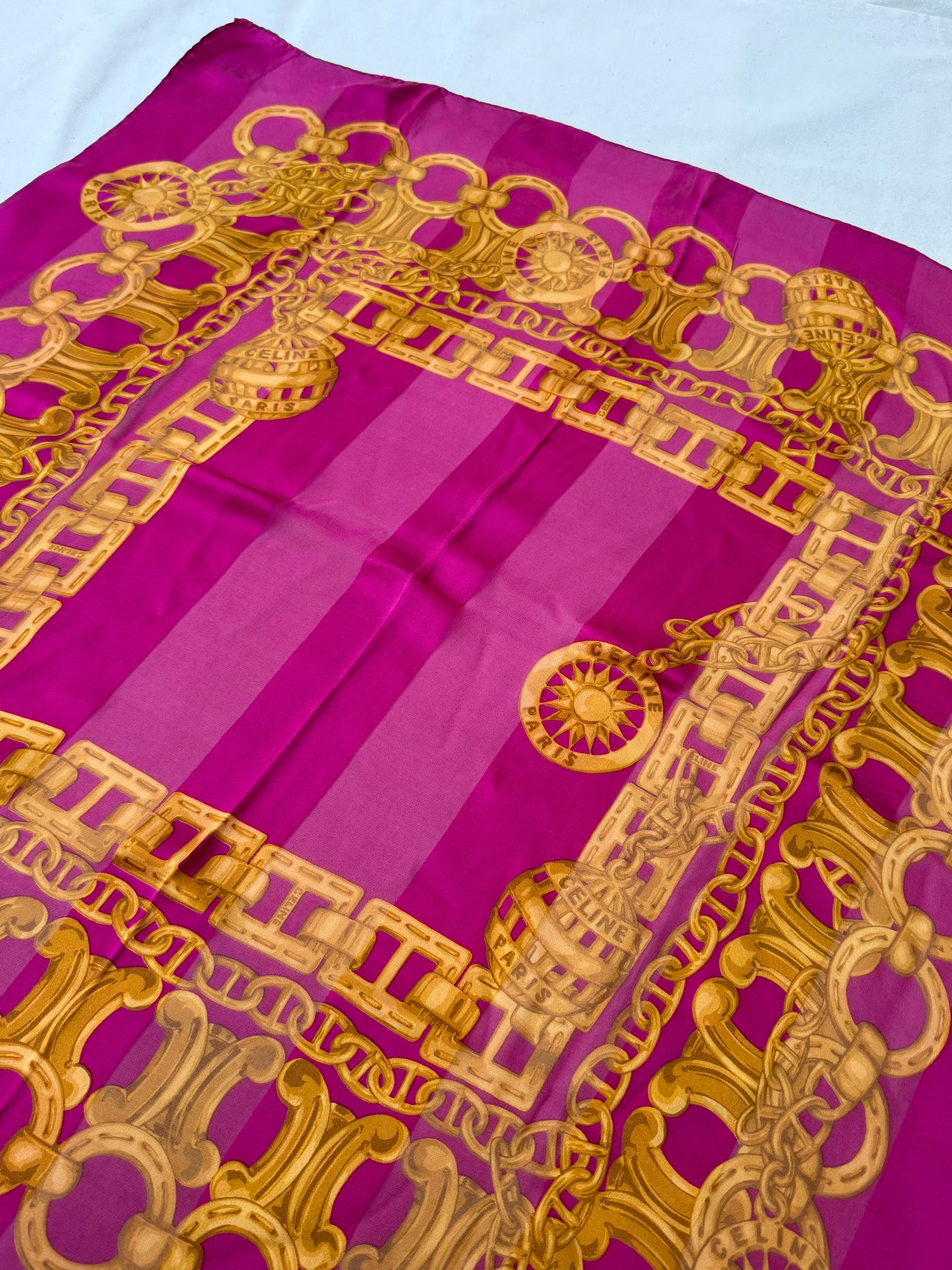 Foulard Céline – Modèle rose fuschia et chaînes dorées