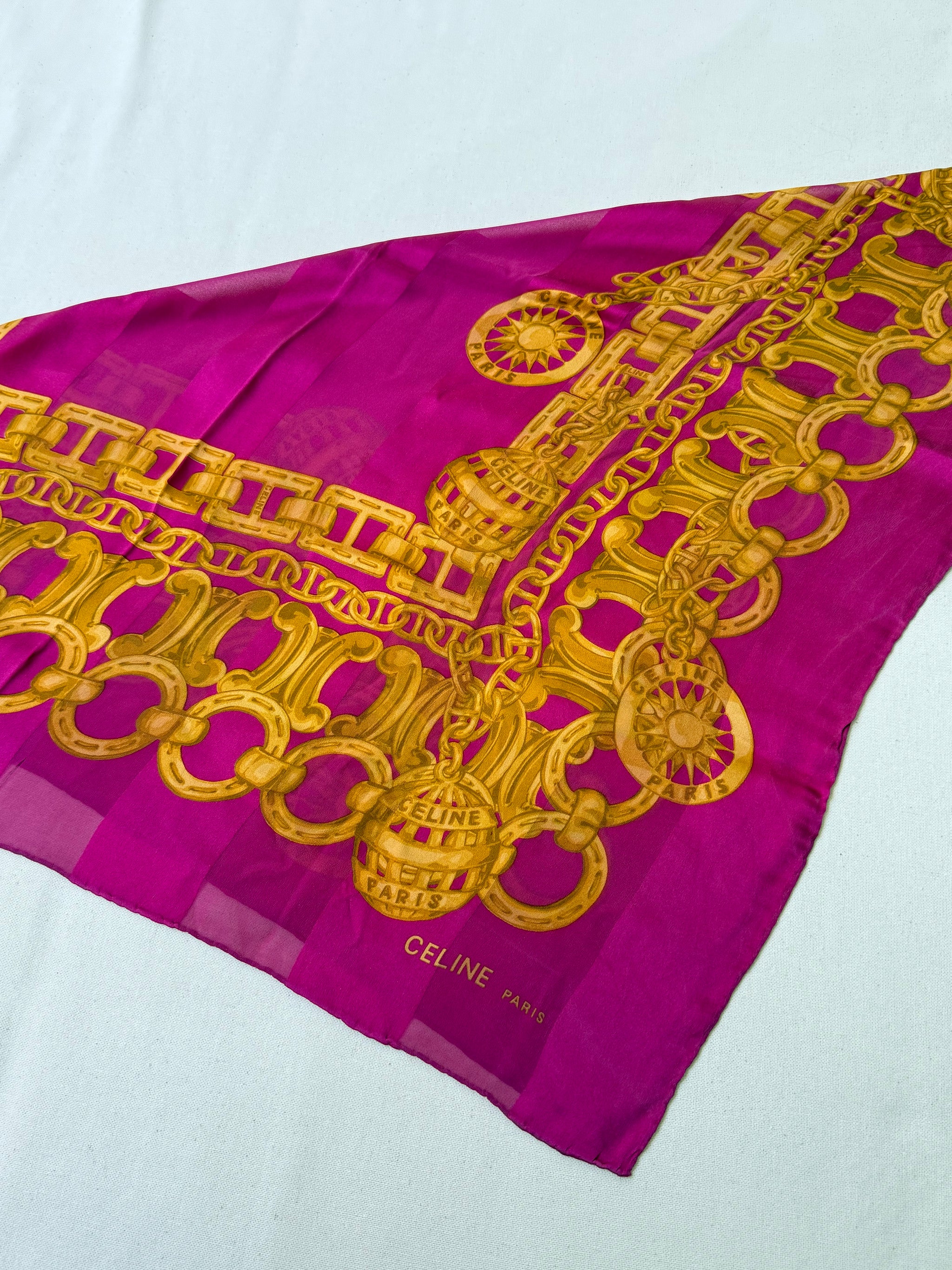 Foulard Céline – Modèle rose fuschia et chaînes dorées