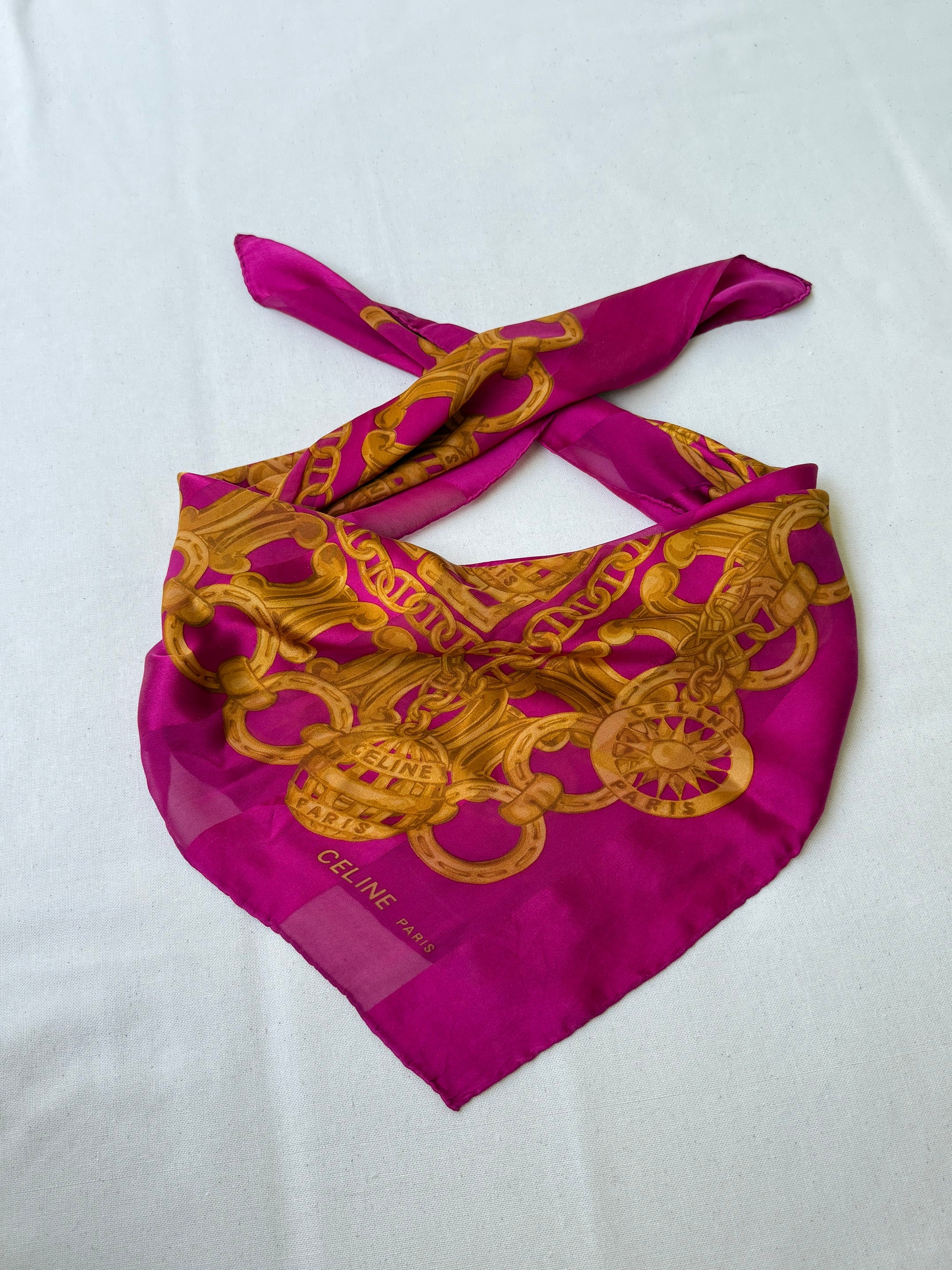 Foulard Céline – Modèle rose fuschia et chaînes dorées