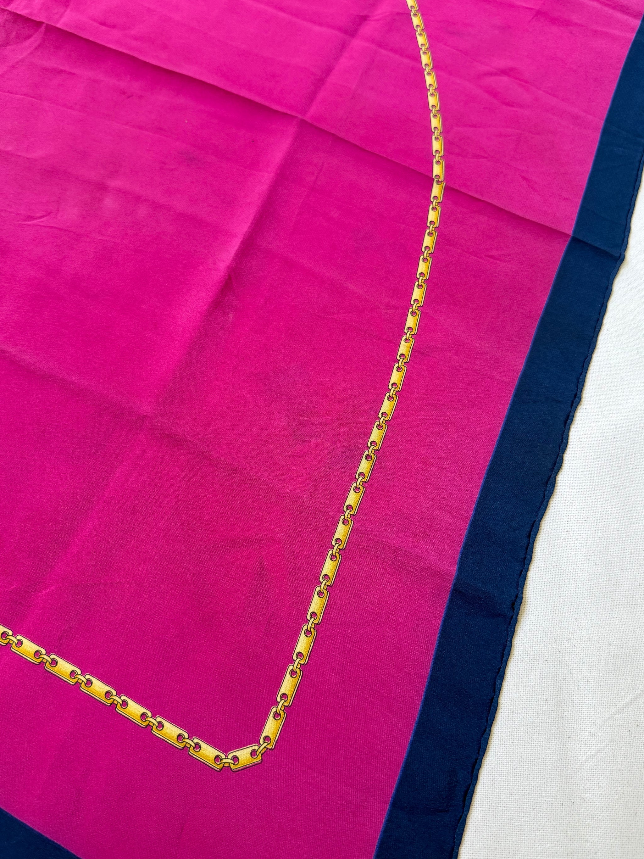 Foulard Cartier – Modèle bleu marine et fushia