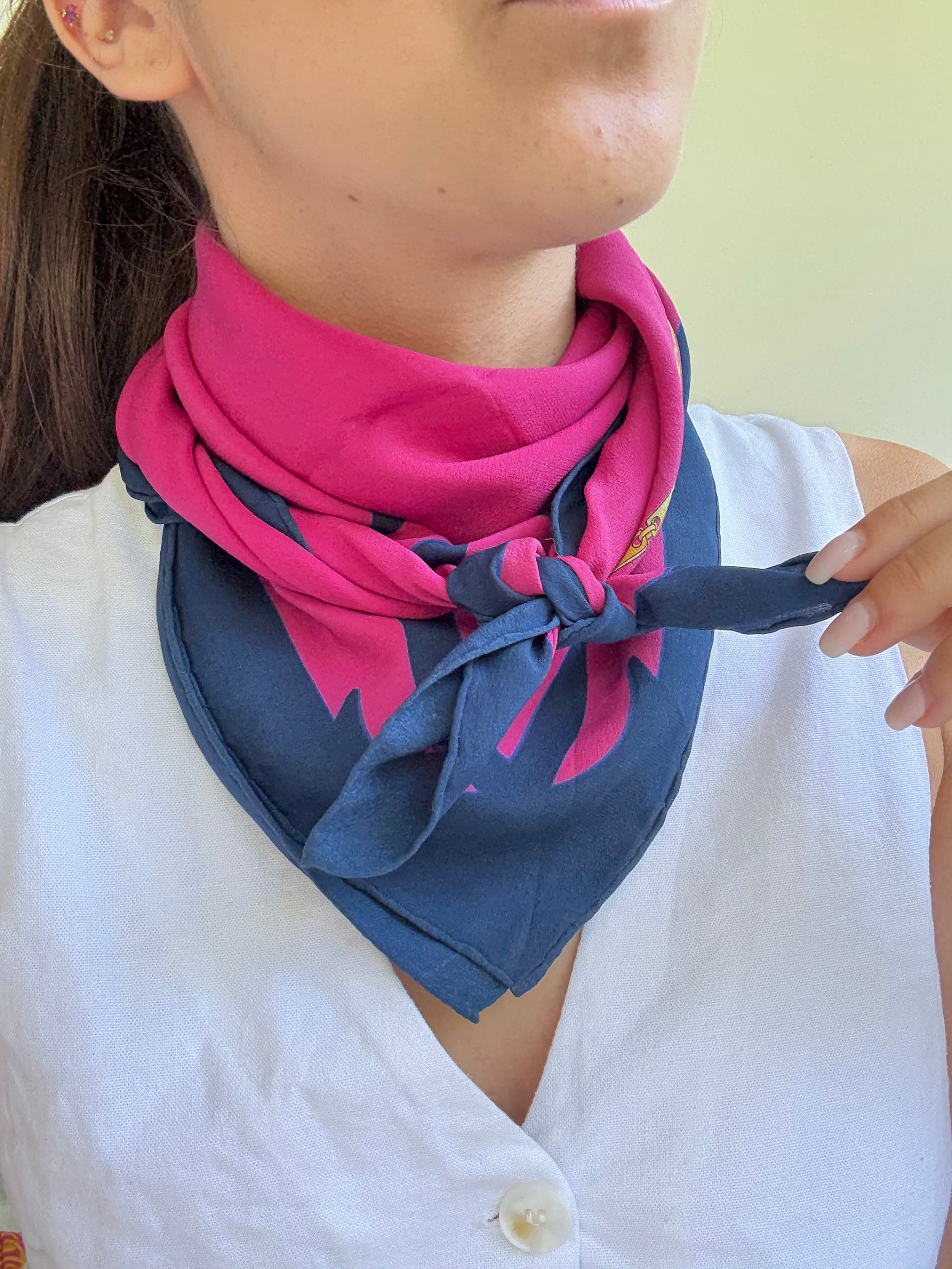 Foulard Cartier – Modèle bleu marine et fushia