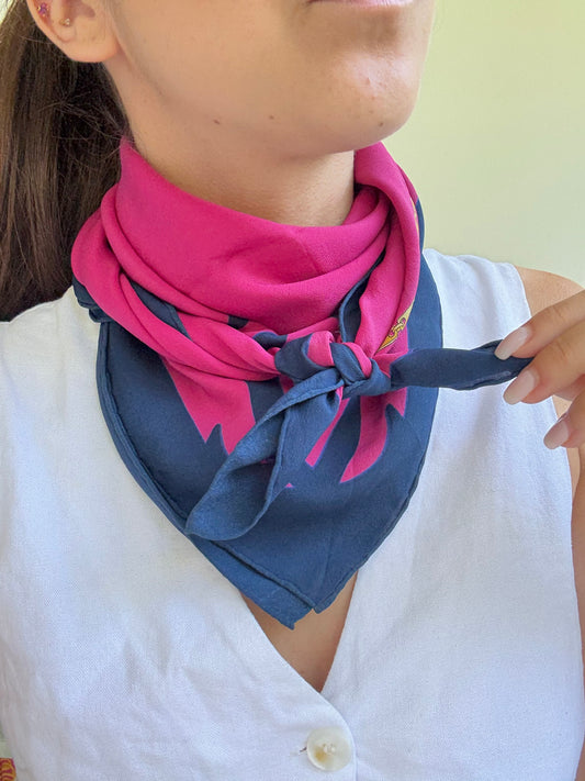Foulard Cartier – Modèle bleu marine et fushia