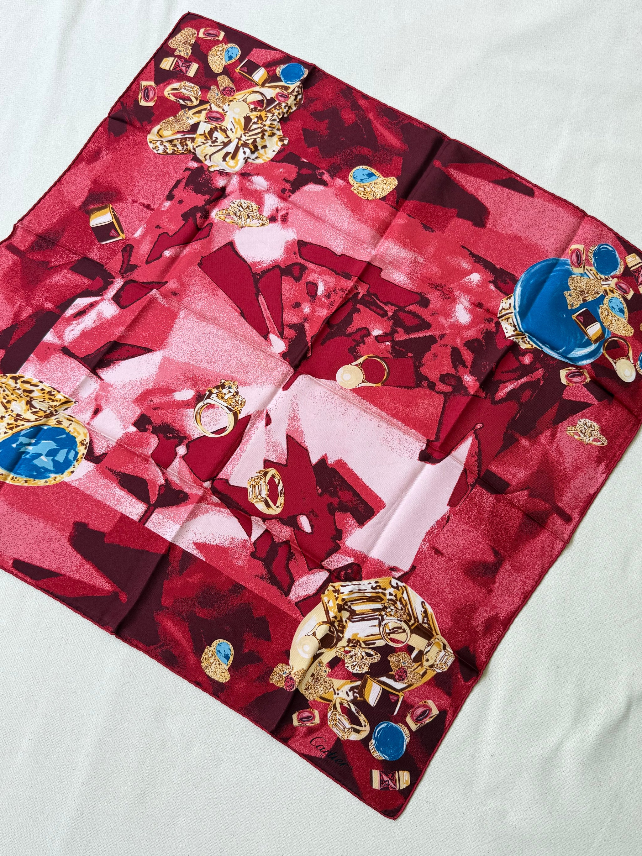 Foulard Cartier – Modèle rouge et bijouteries