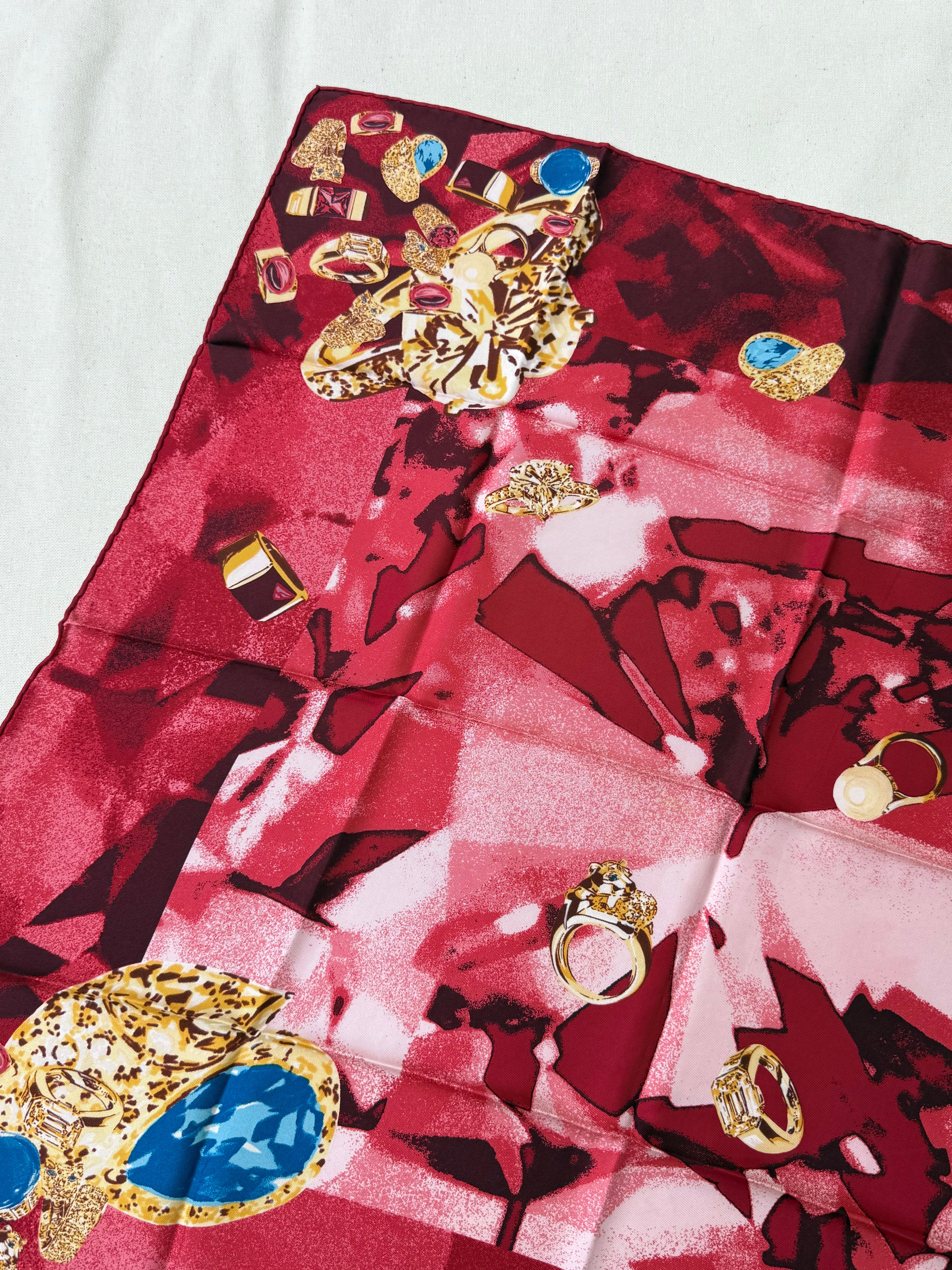 Foulard Cartier – Modèle rouge et bijouteries