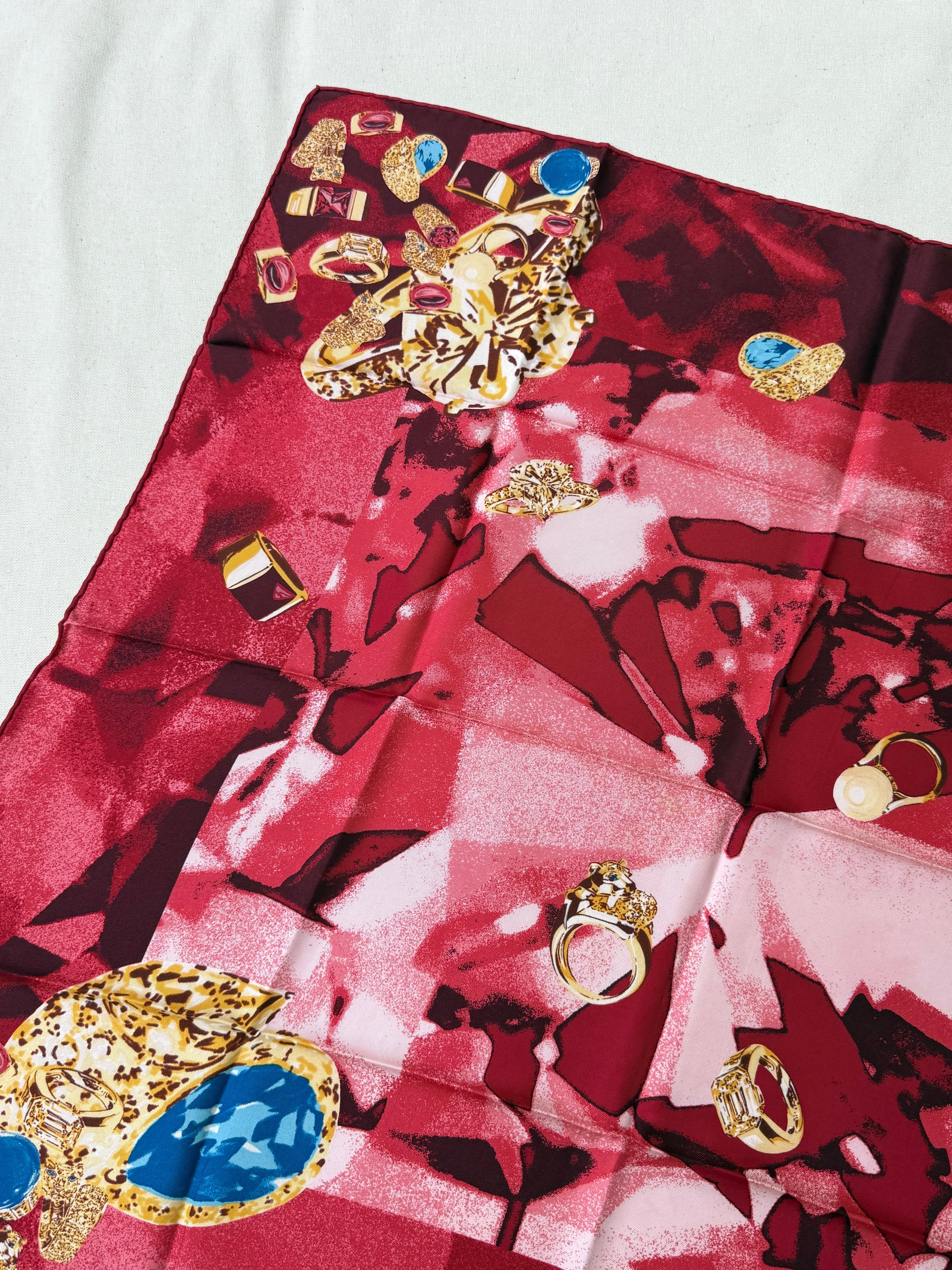 Foulard Cartier – Modèle rouge et bijouteries