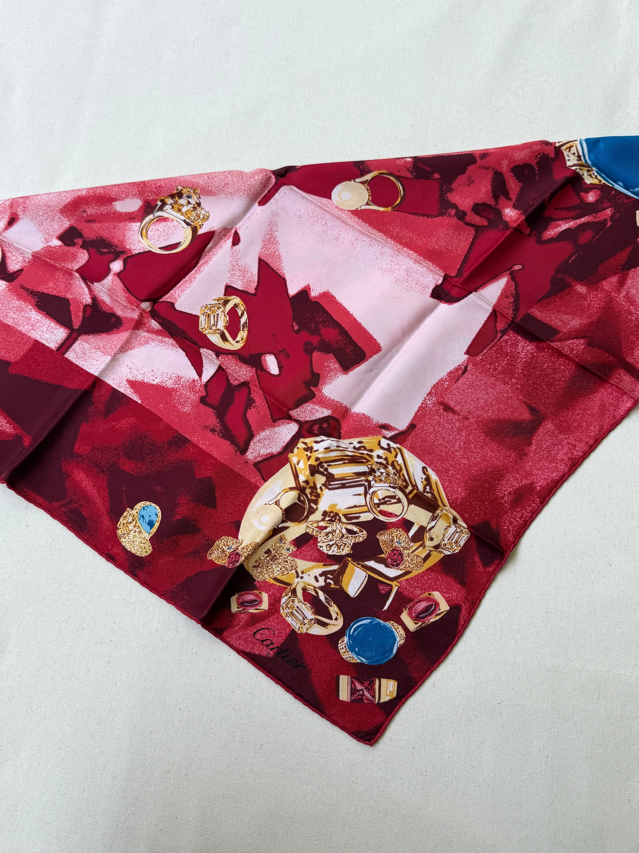 Foulard Cartier – Modèle rouge et bijouteries