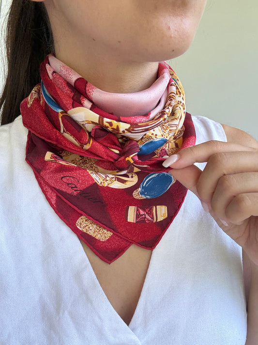 Foulard Cartier – Modèle rouge et bijouteries
