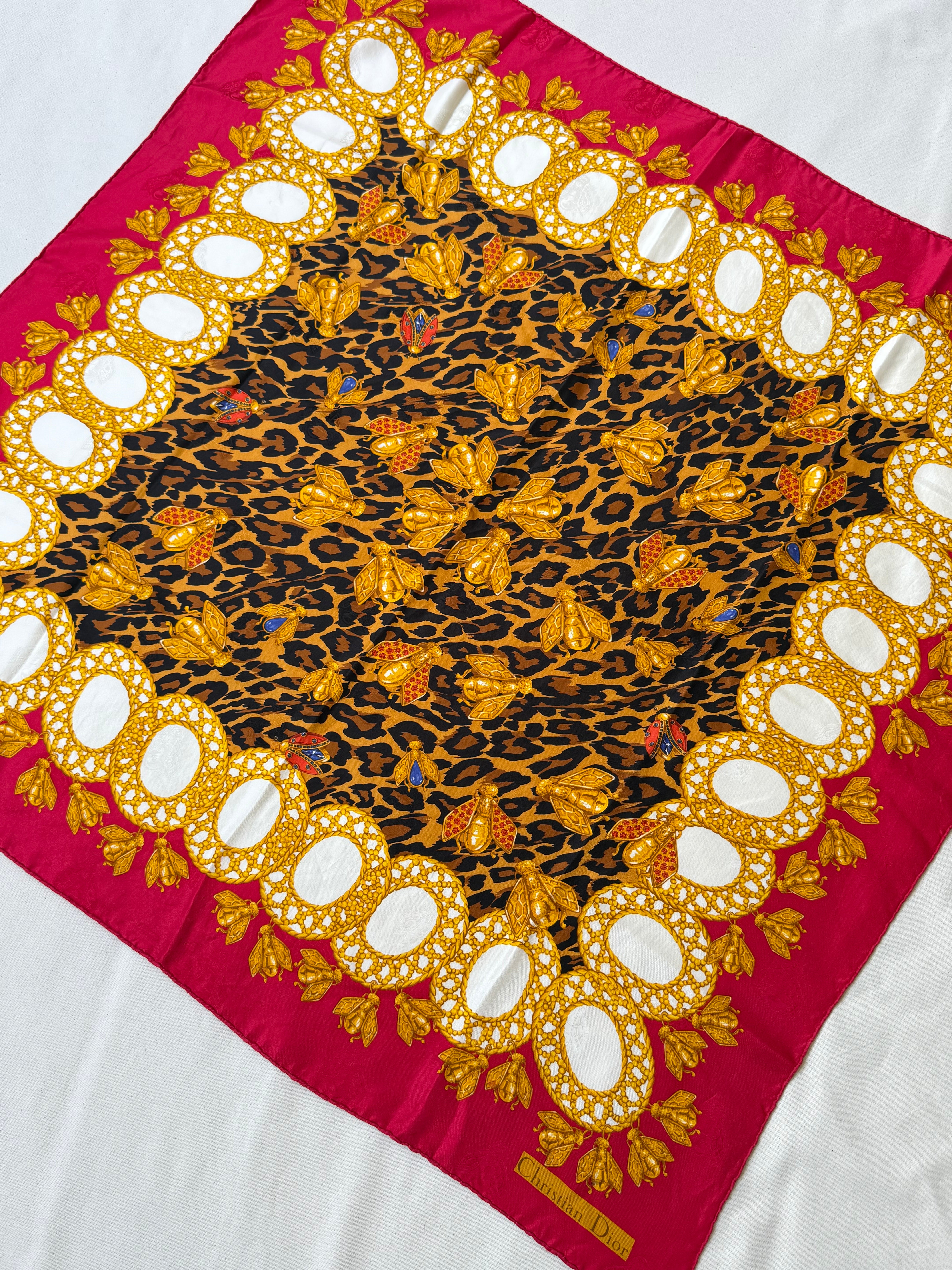 Foulard Christian Dior – Modèle léopard et abeilles