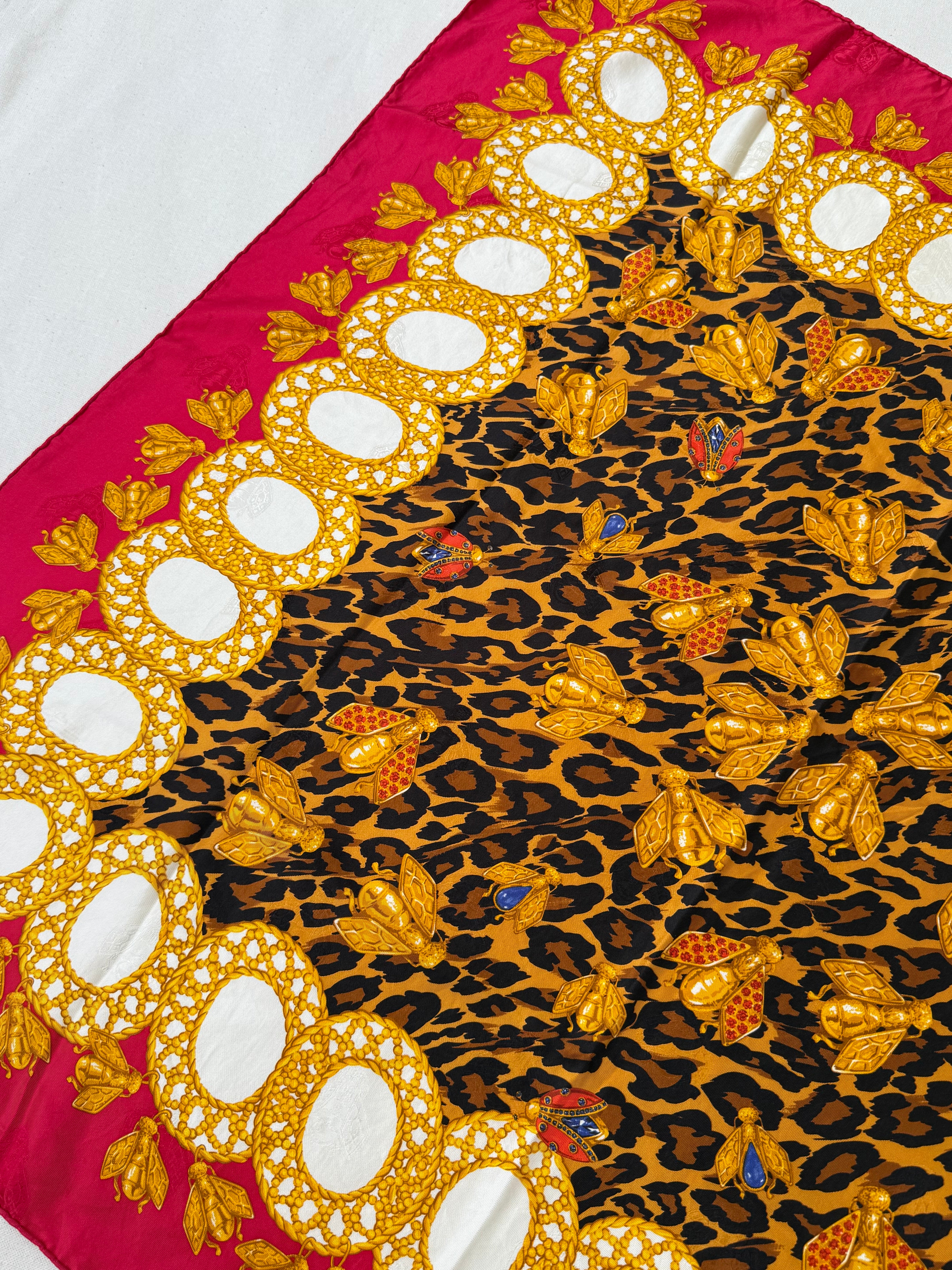 Foulard Christian Dior – Modèle léopard et abeilles