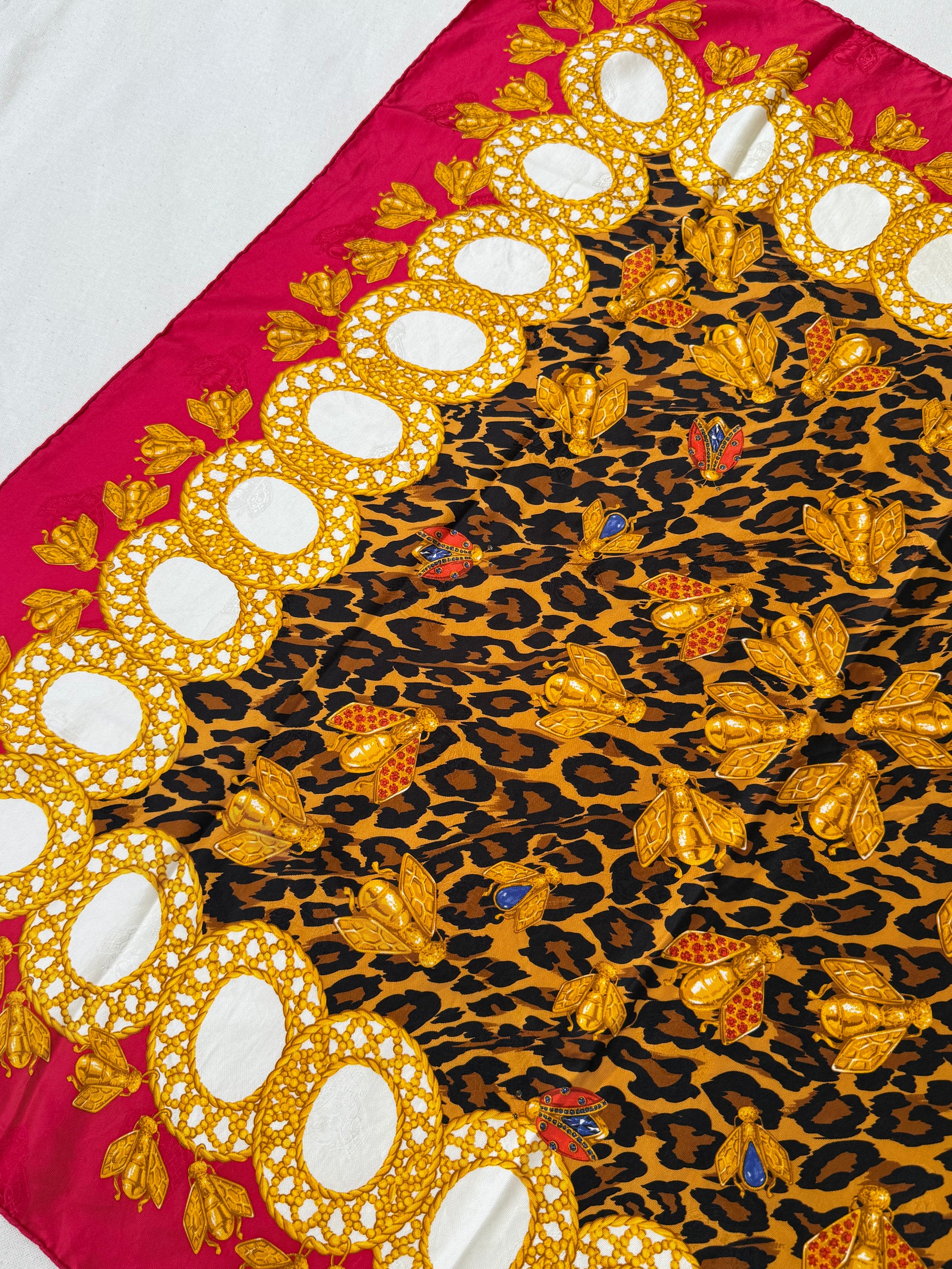 Foulard Christian Dior – Modèle léopard et abeilles