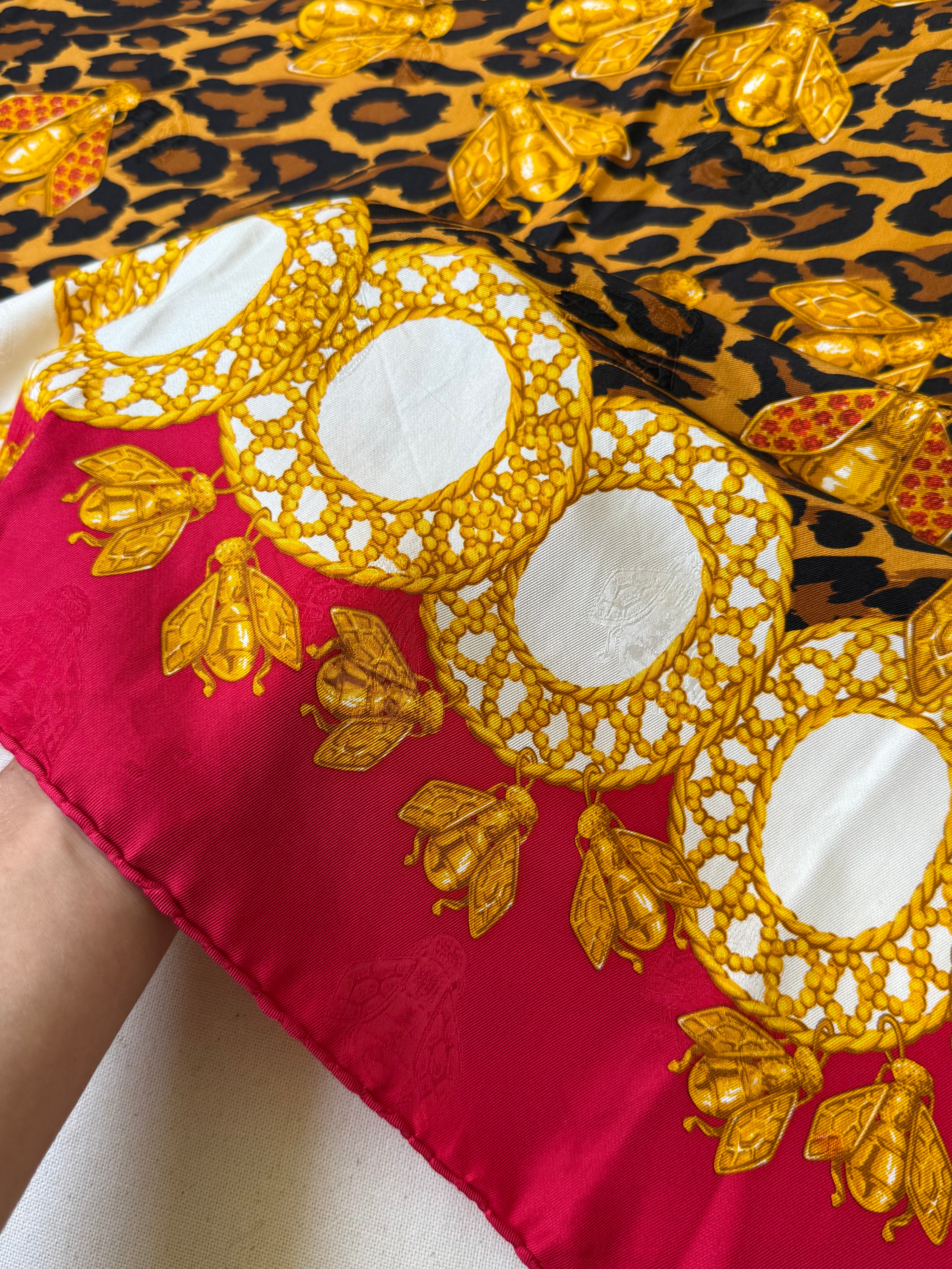 Foulard Christian Dior – Modèle léopard et abeilles