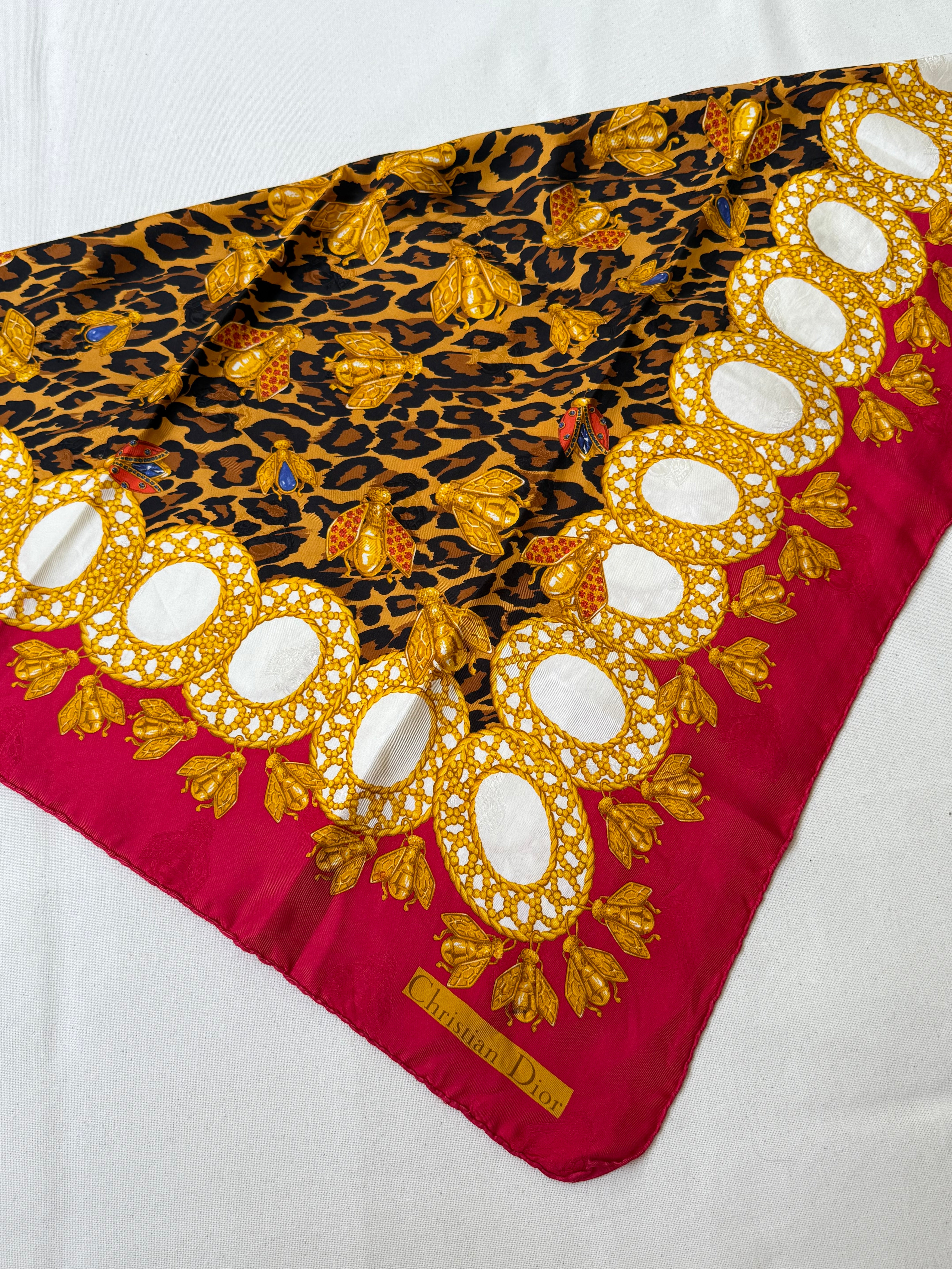 Foulard Christian Dior – Modèle léopard et abeilles