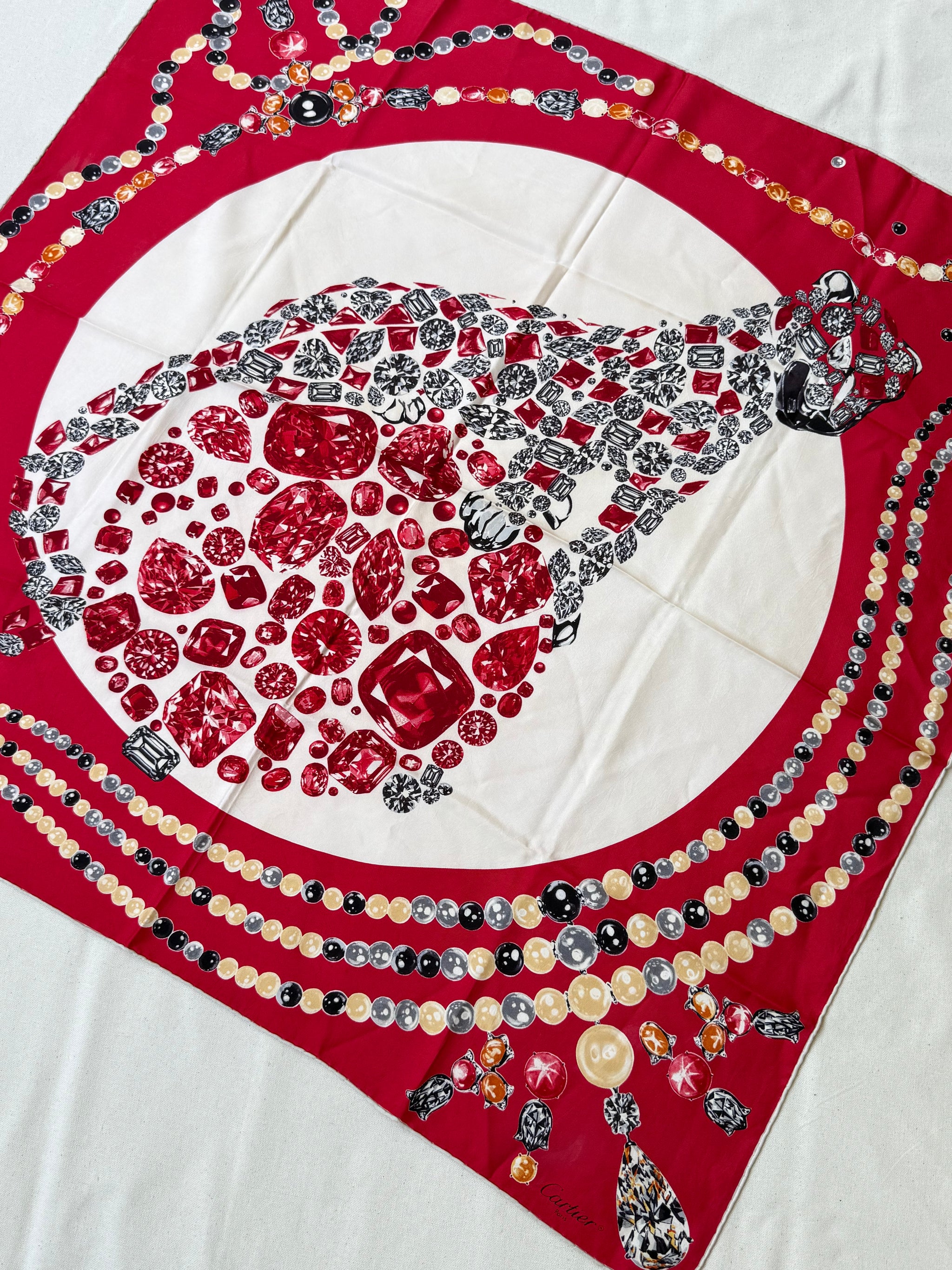 Foulard Cartier – Modèle rouge et bijouteries