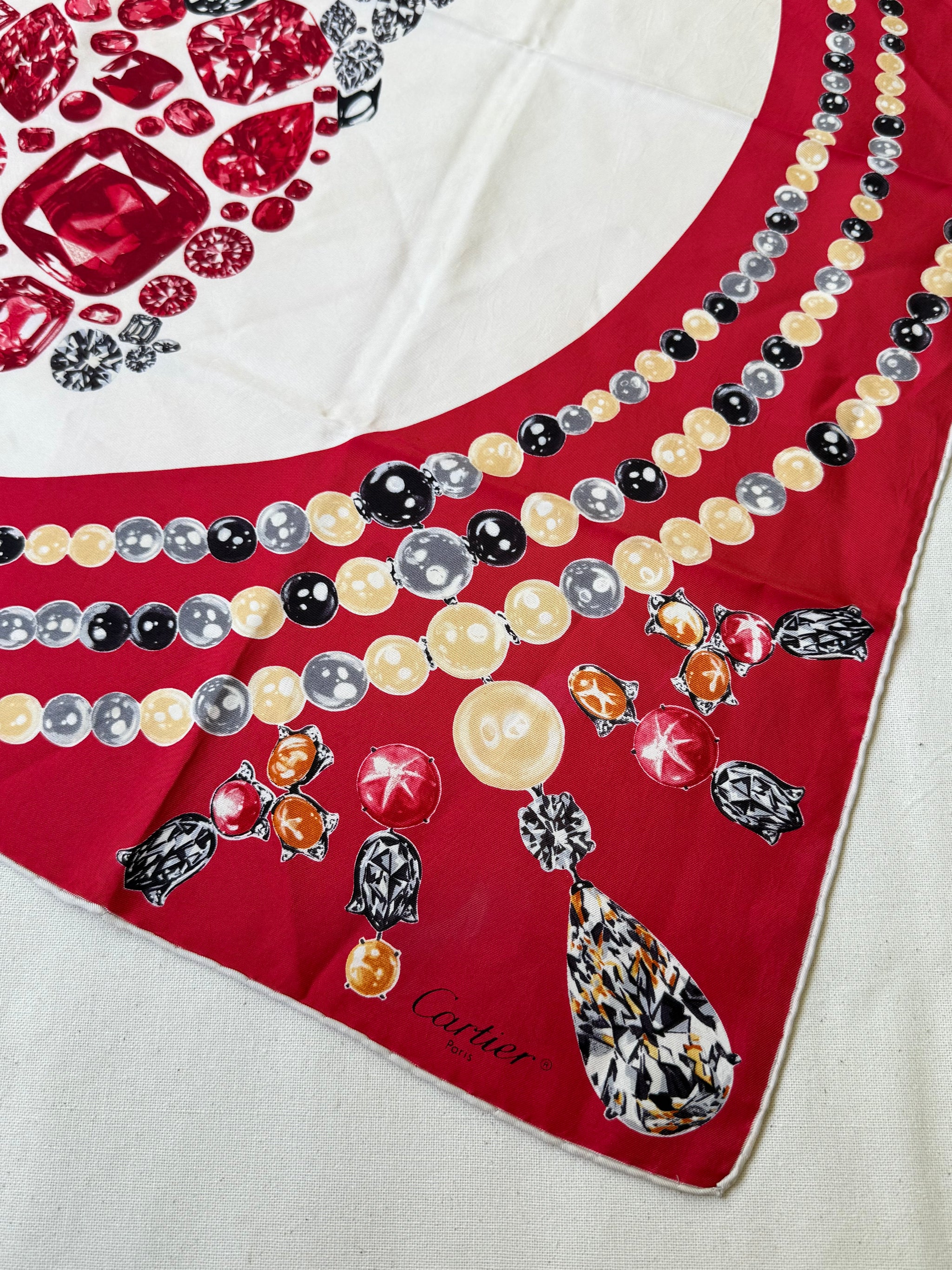 Foulard Cartier – Modèle rouge et bijouteries
