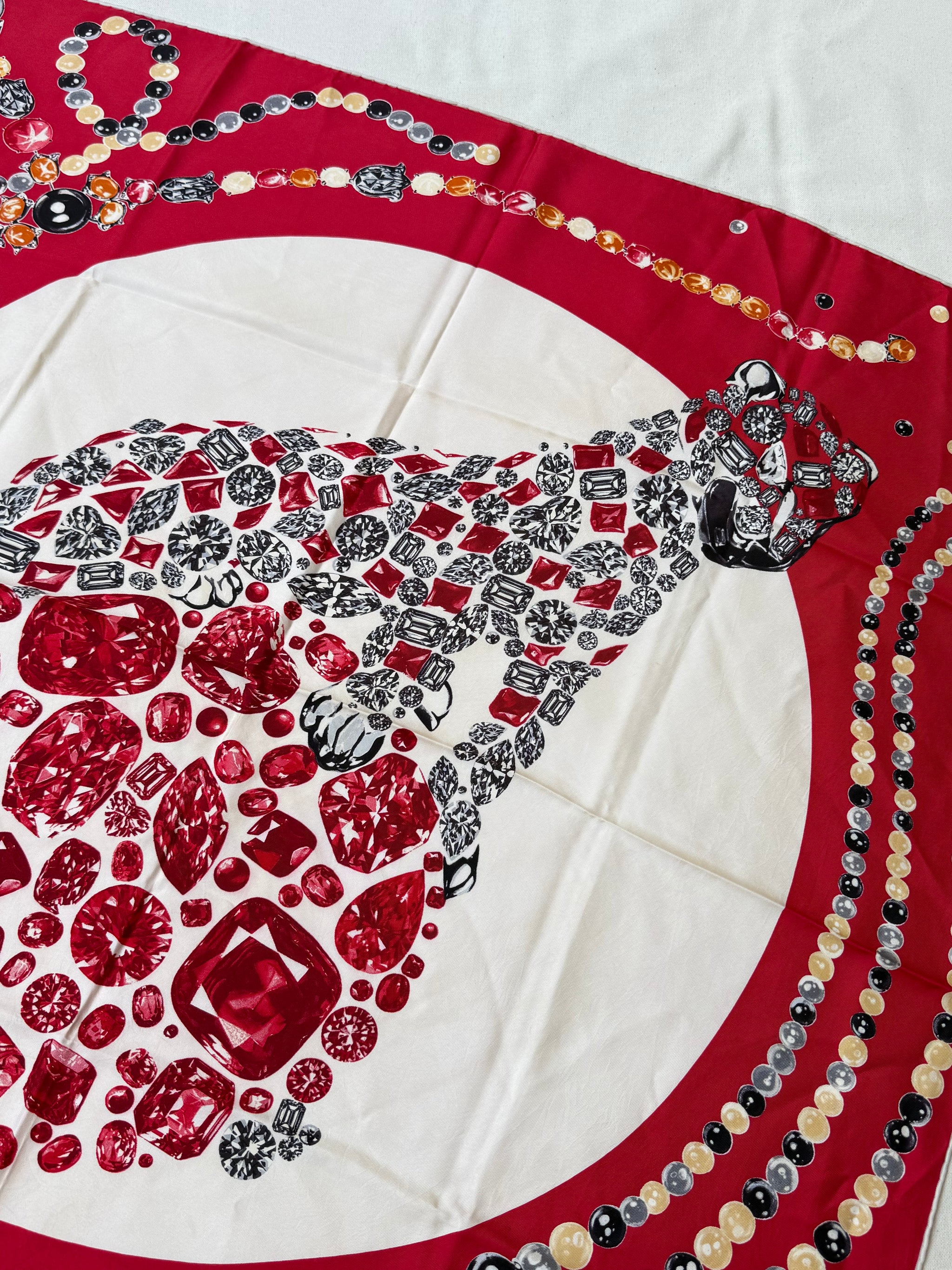 Foulard Cartier – Modèle rouge et bijouteries