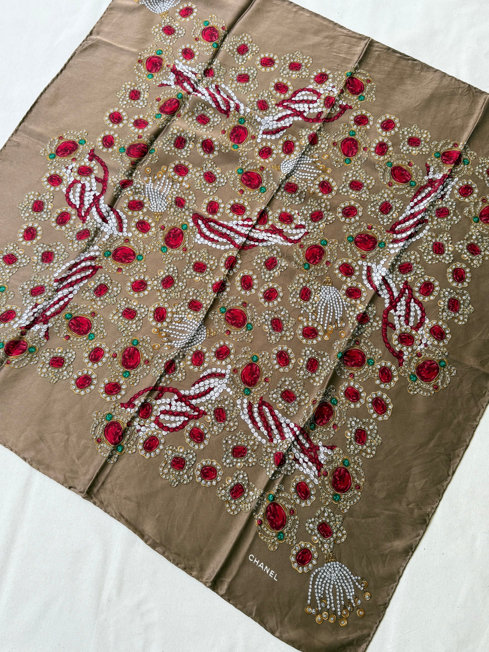 Foulard Chanel – Modèle marron glacé et bijouteries
