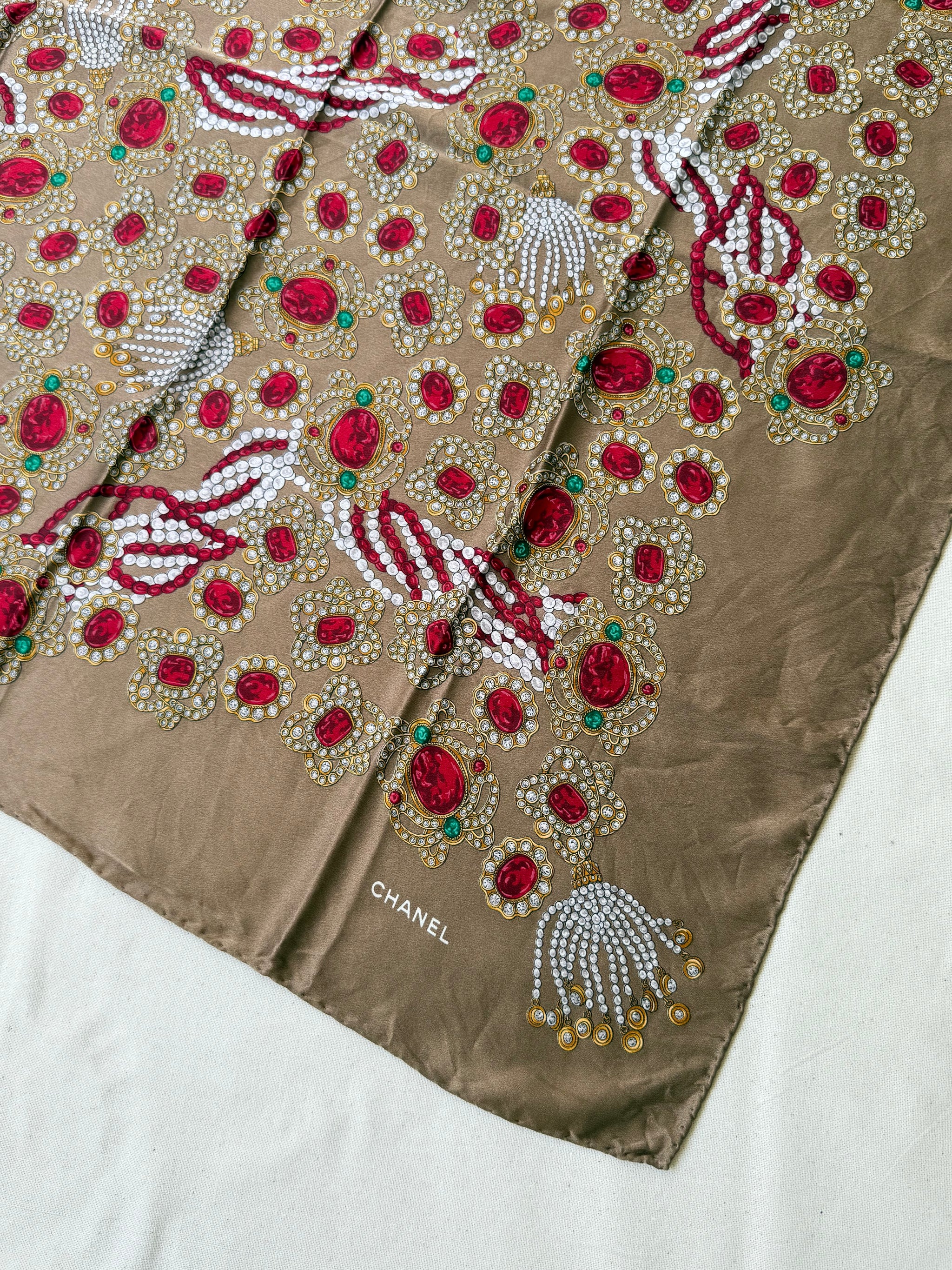Foulard Chanel – Modèle marron glacé et bijouteries
