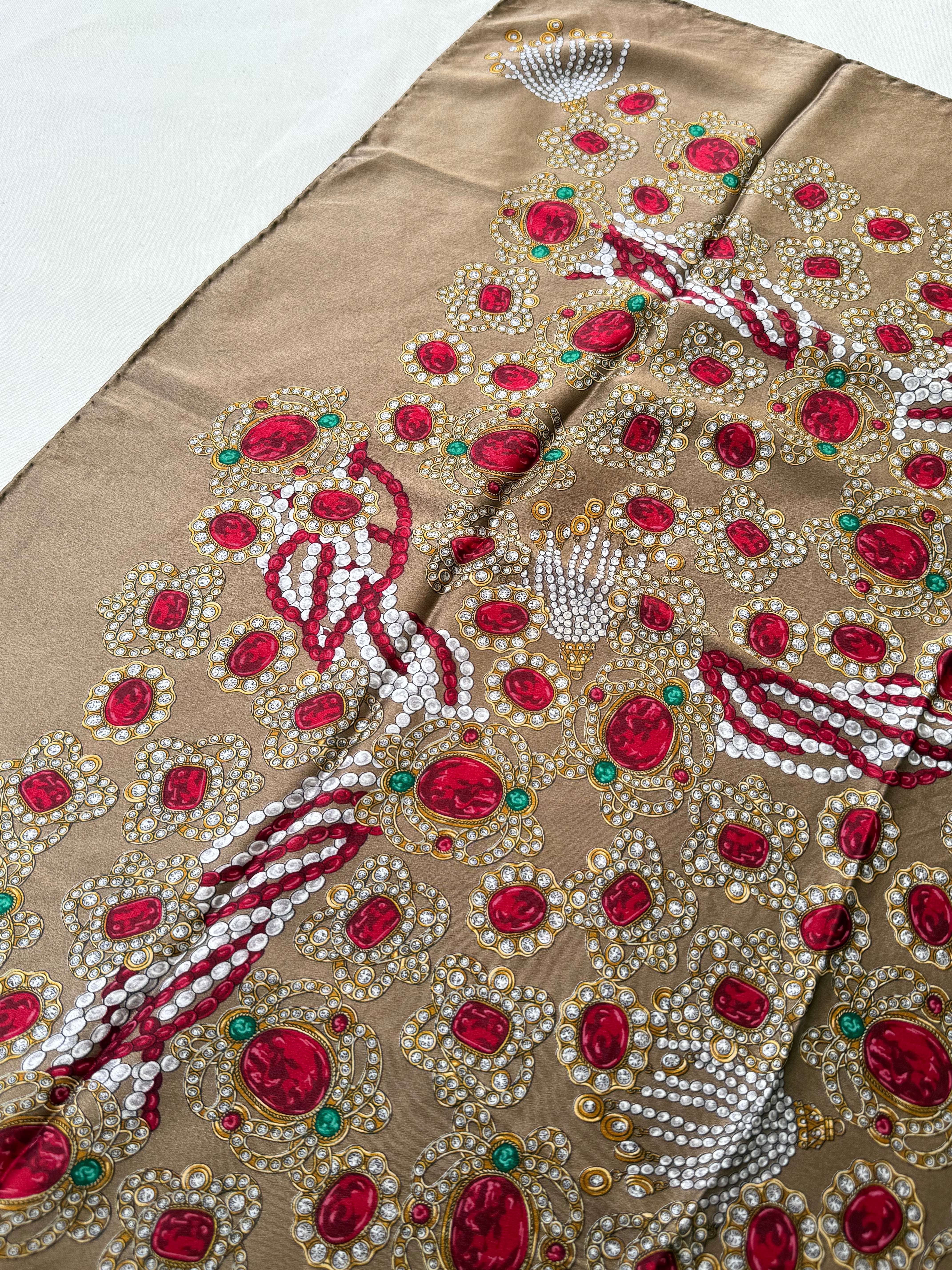 Foulard Chanel – Modèle marron glacé et bijouteries