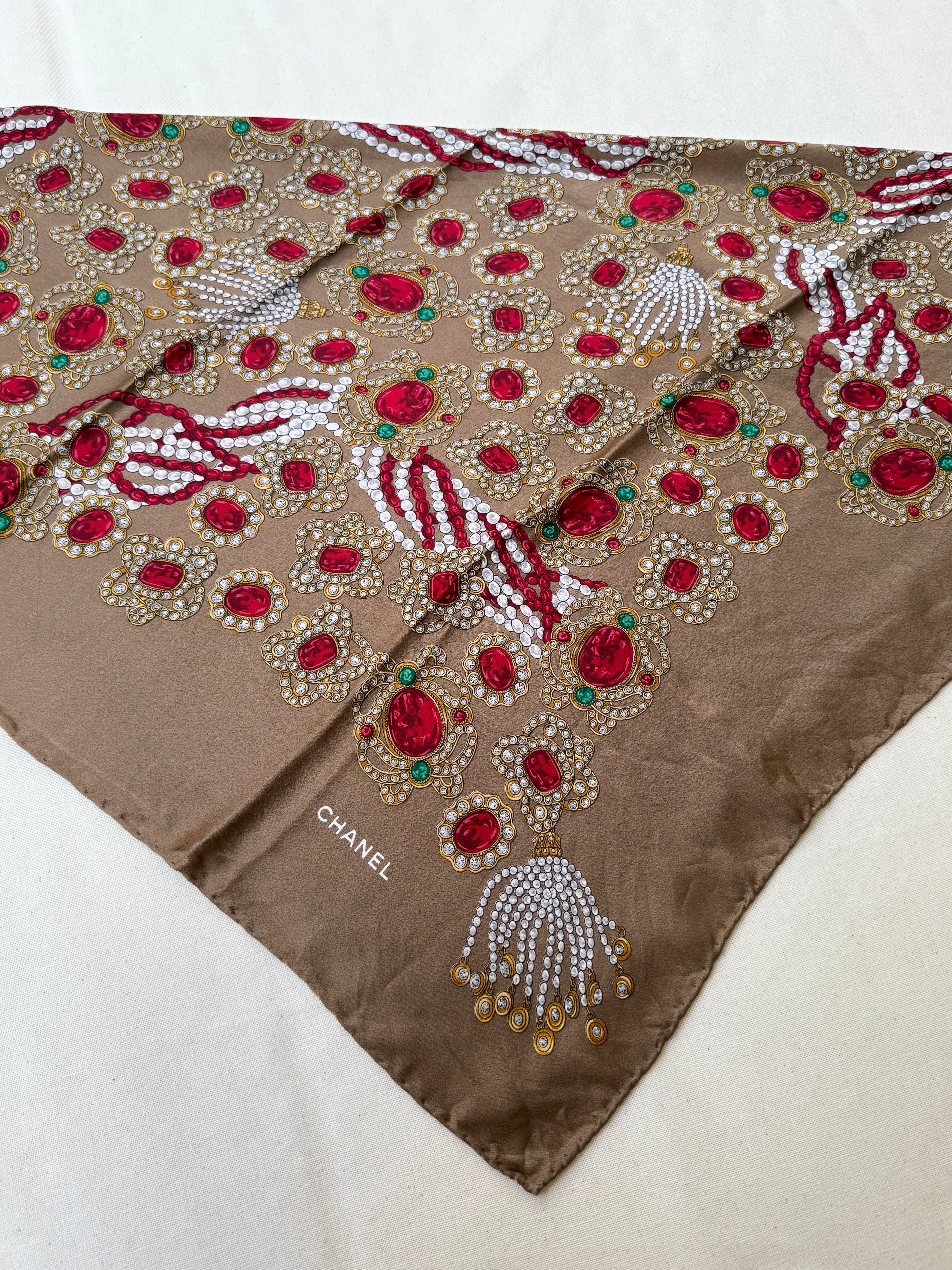 Foulard Chanel – Modèle marron glacé et bijouteries