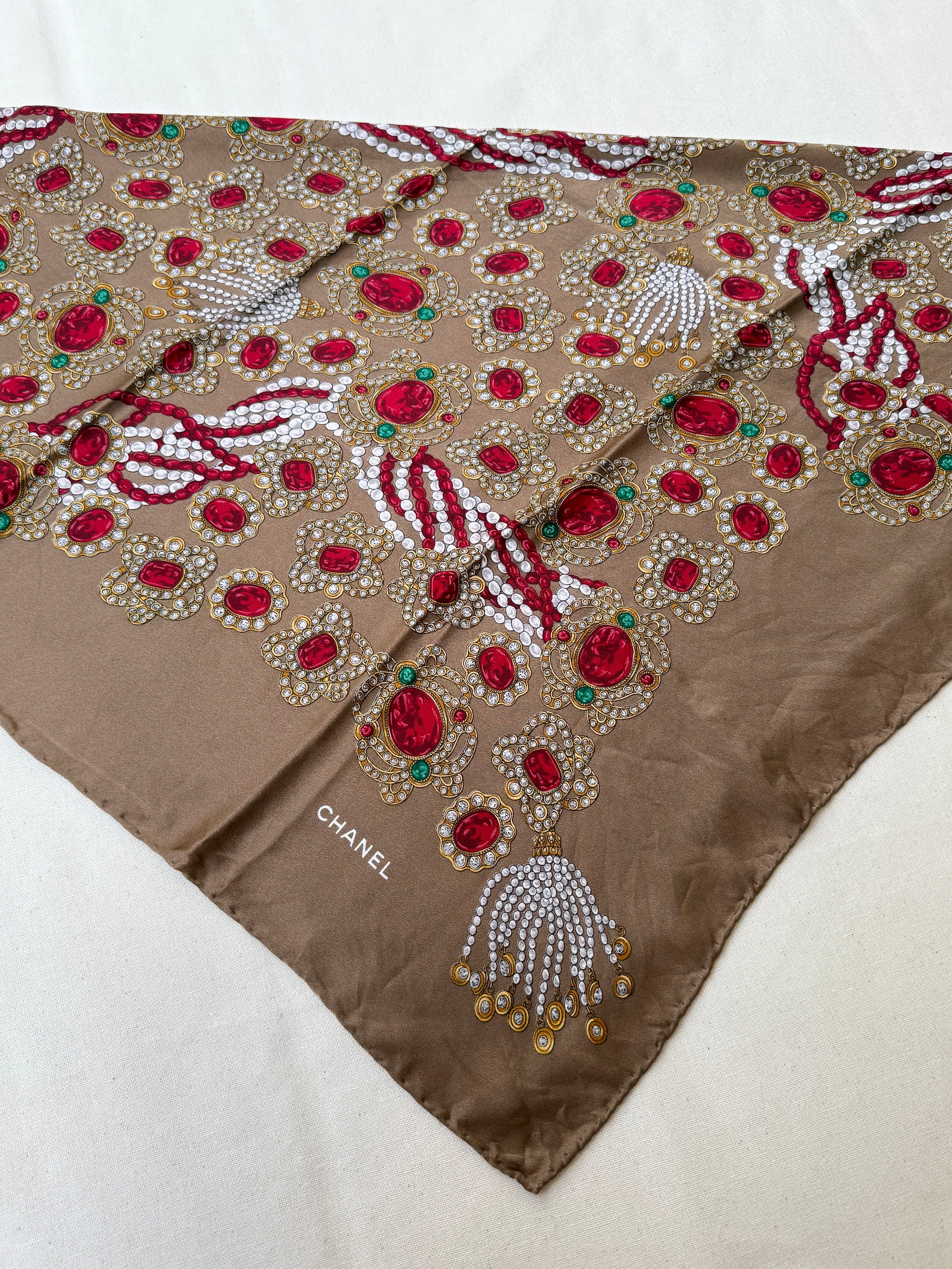 Foulard Chanel – Modèle marron glacé et bijouteries