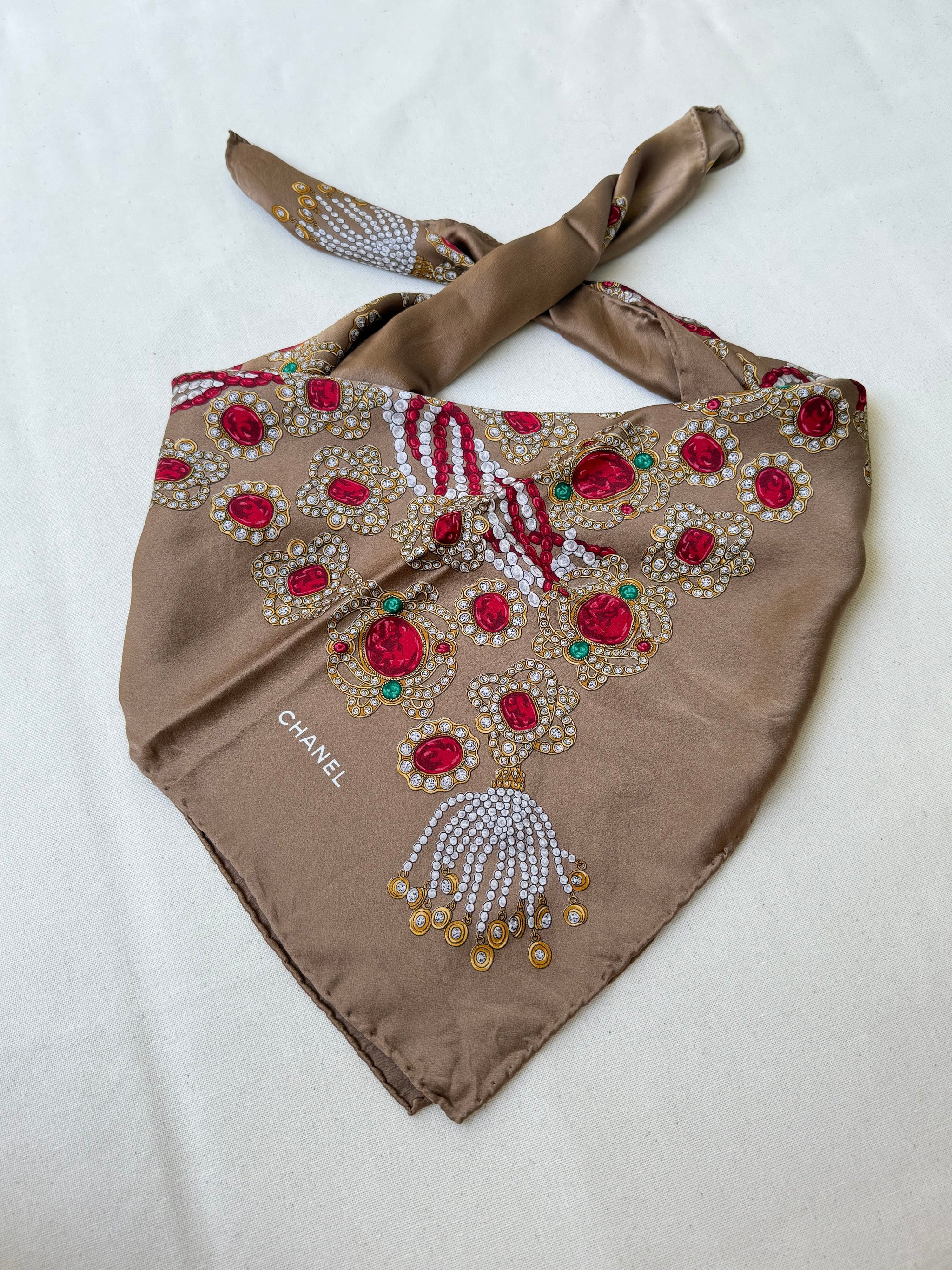 Foulard Chanel – Modèle marron glacé et bijouteries