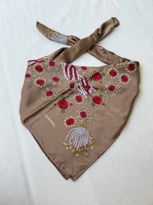 Foulard Chanel – Modèle marron glacé et bijouteries