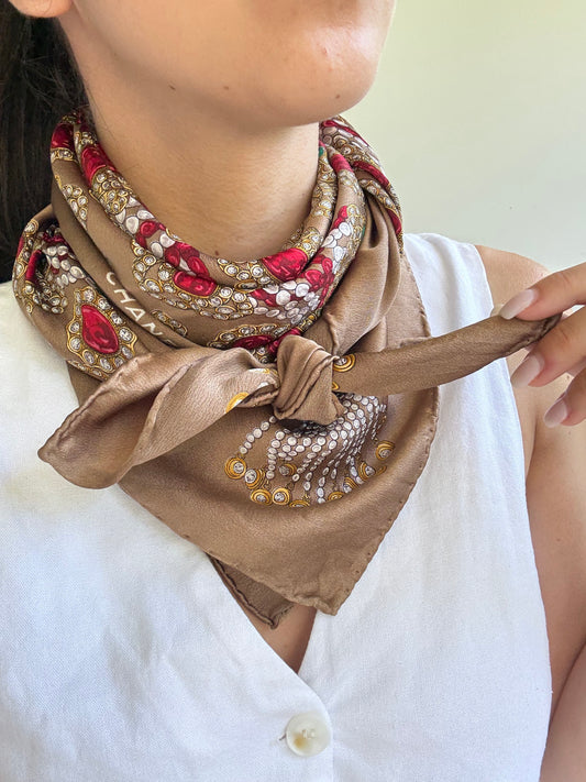 Foulard Chanel – Modèle marron glacé et bijouteries