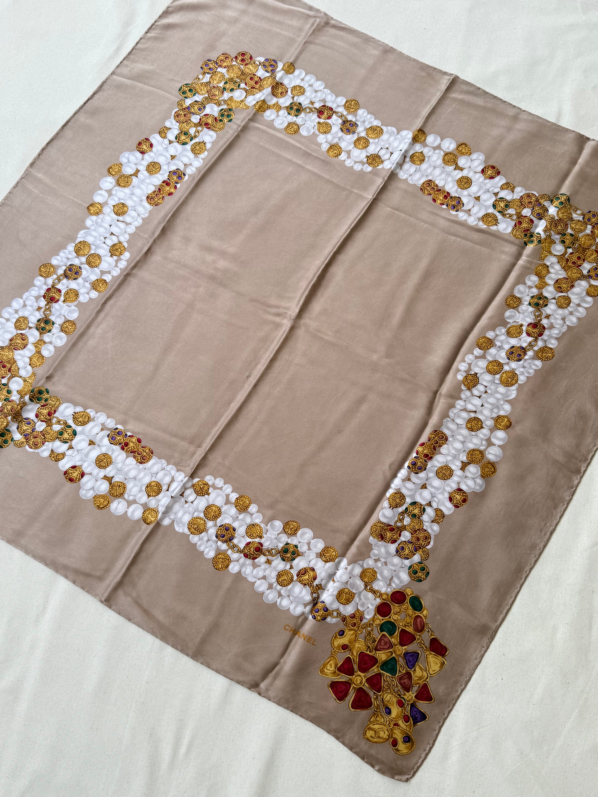 Foulard Chanel – Modèle beige et bijouteries