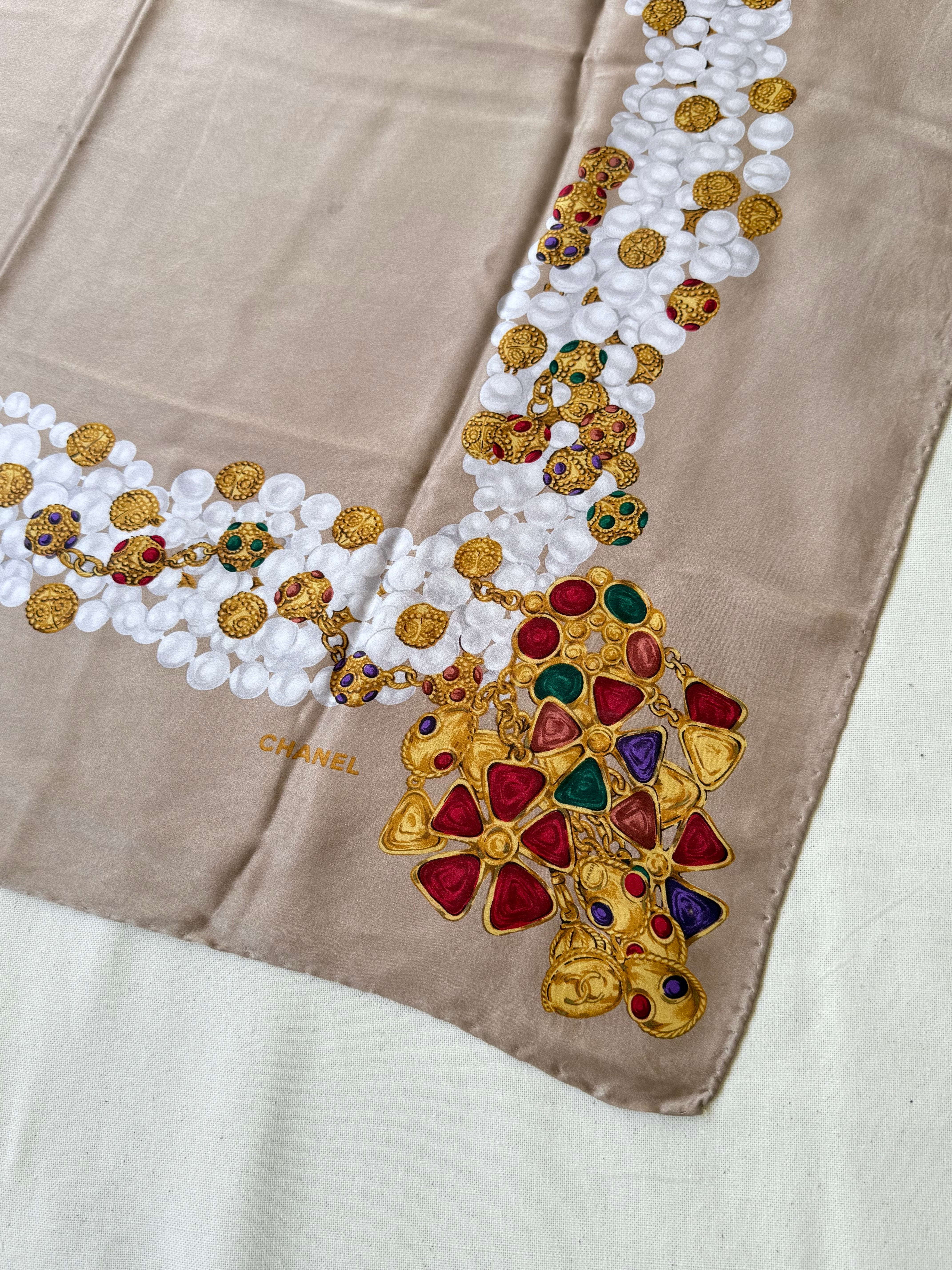 Foulard Chanel – Modèle beige et bijouteries
