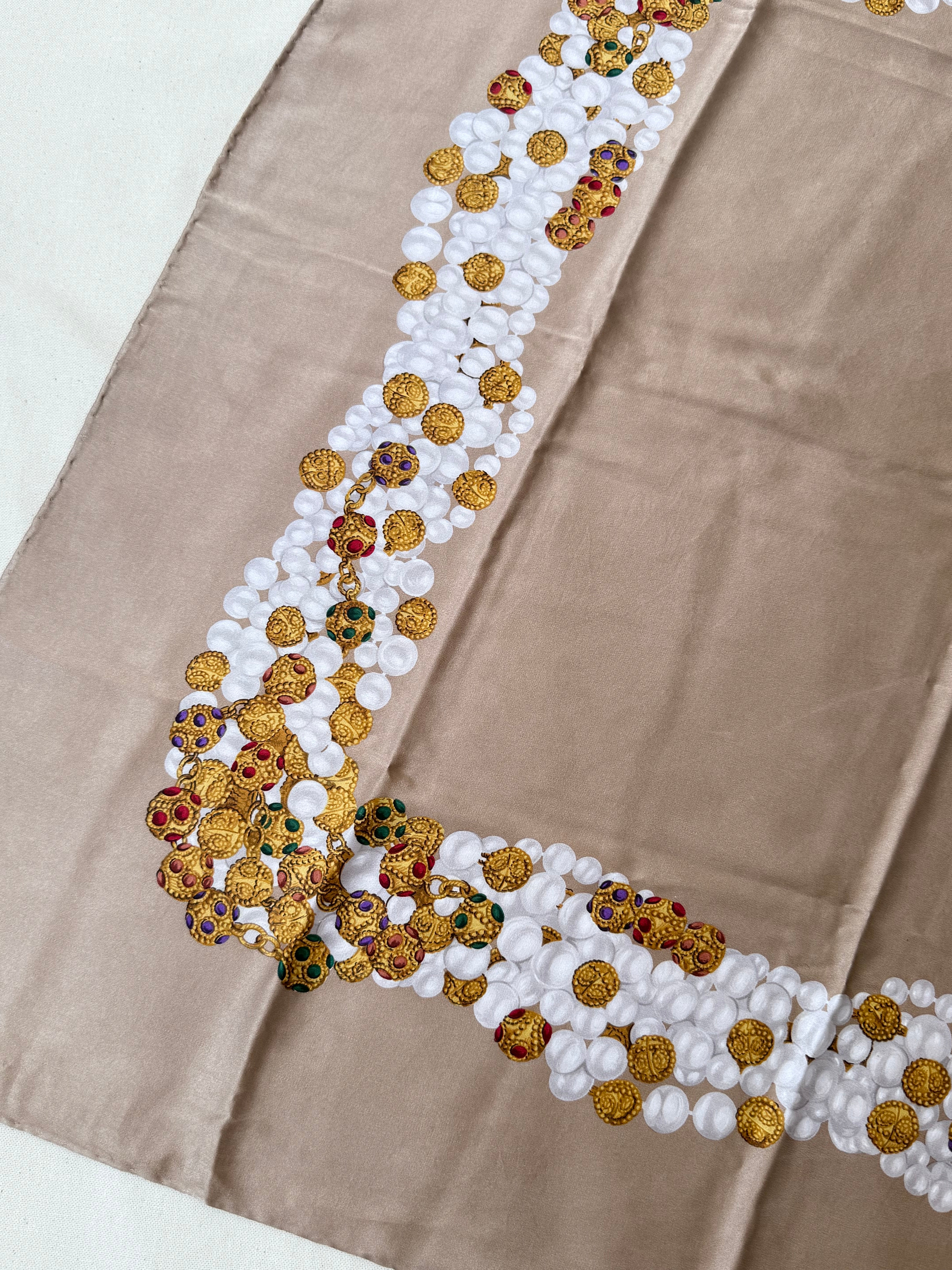 Foulard Chanel – Modèle beige et bijouteries