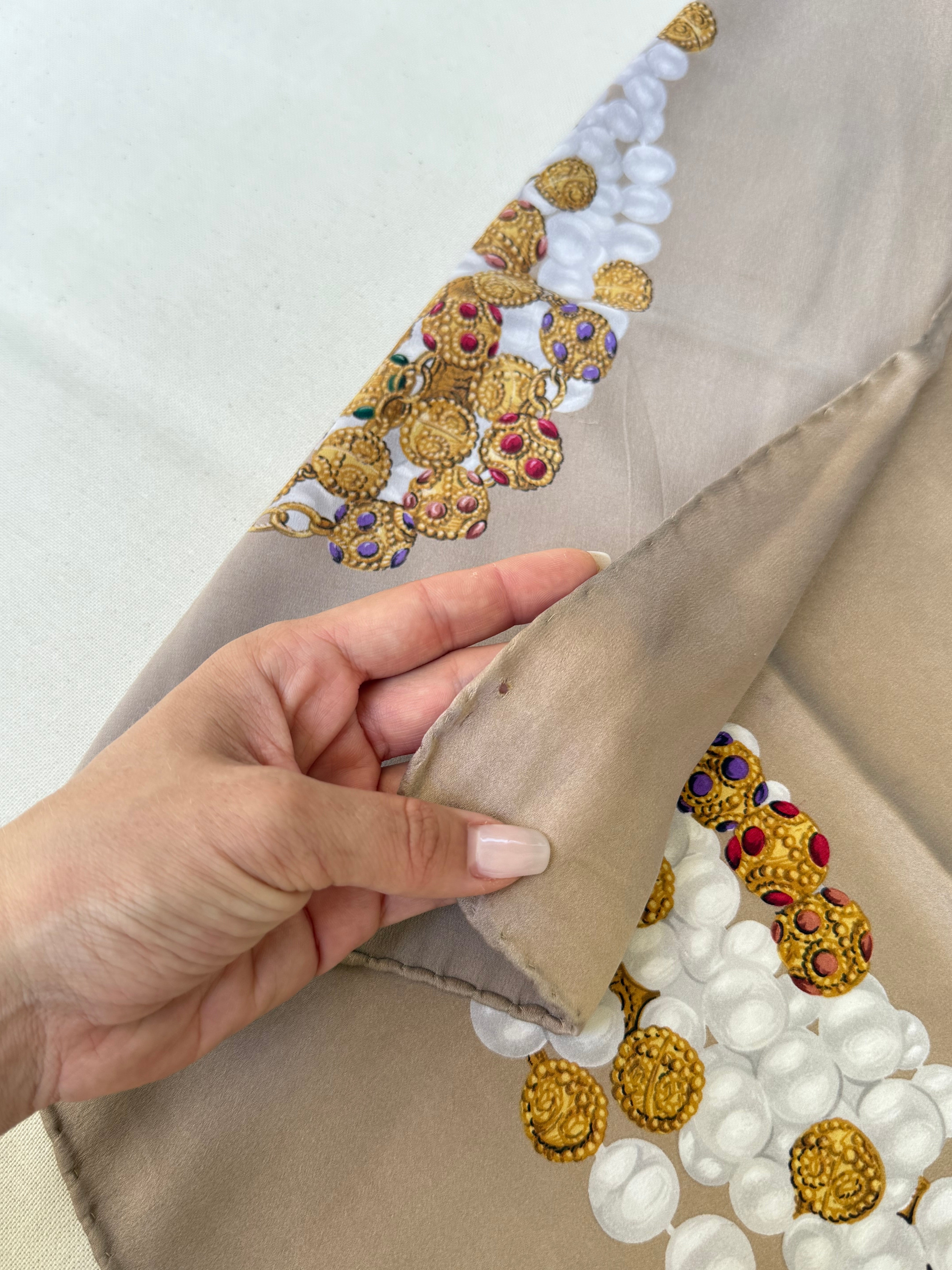 Foulard Chanel – Modèle beige et bijouteries