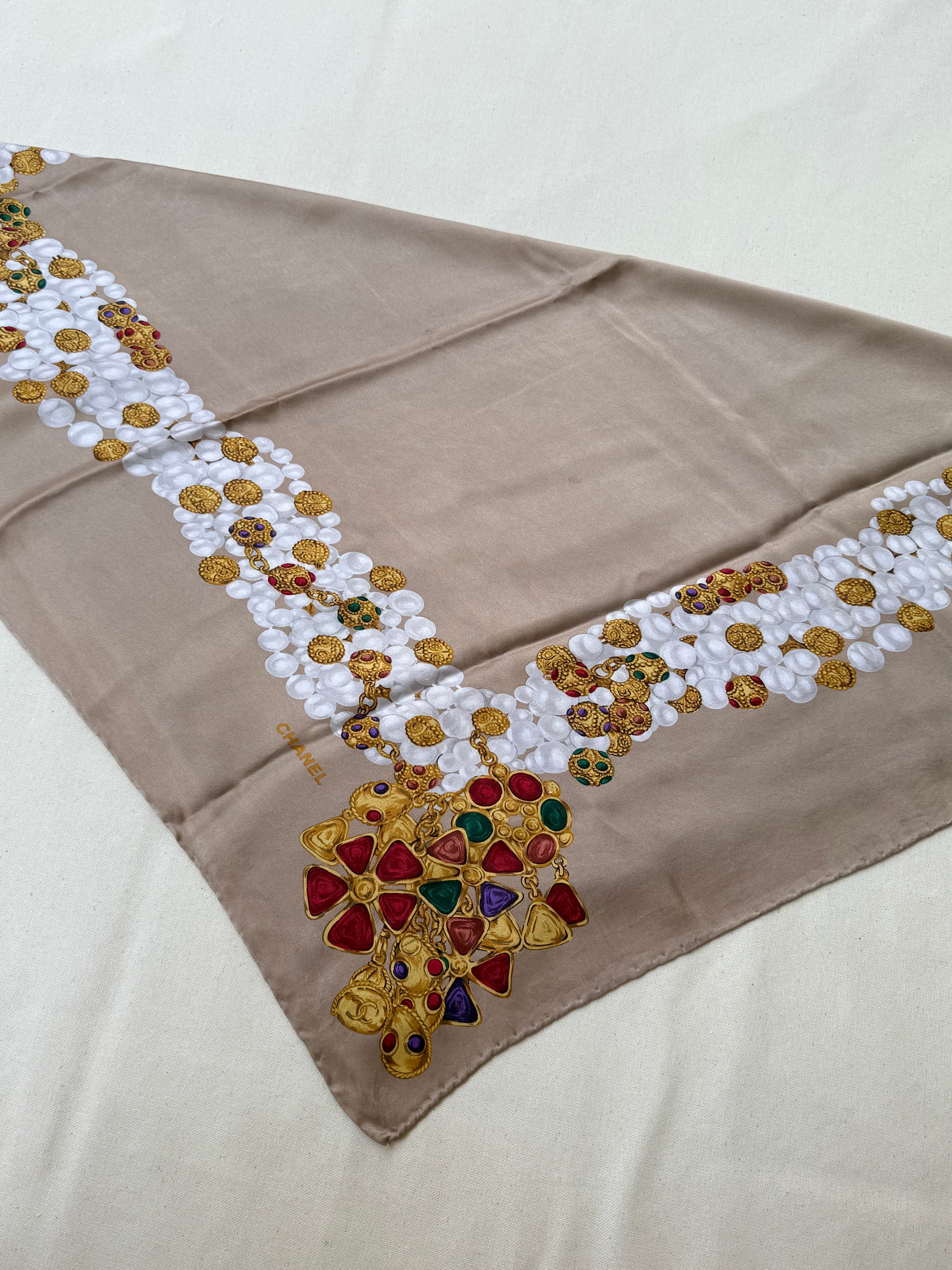 Foulard Chanel – Modèle beige et bijouteries