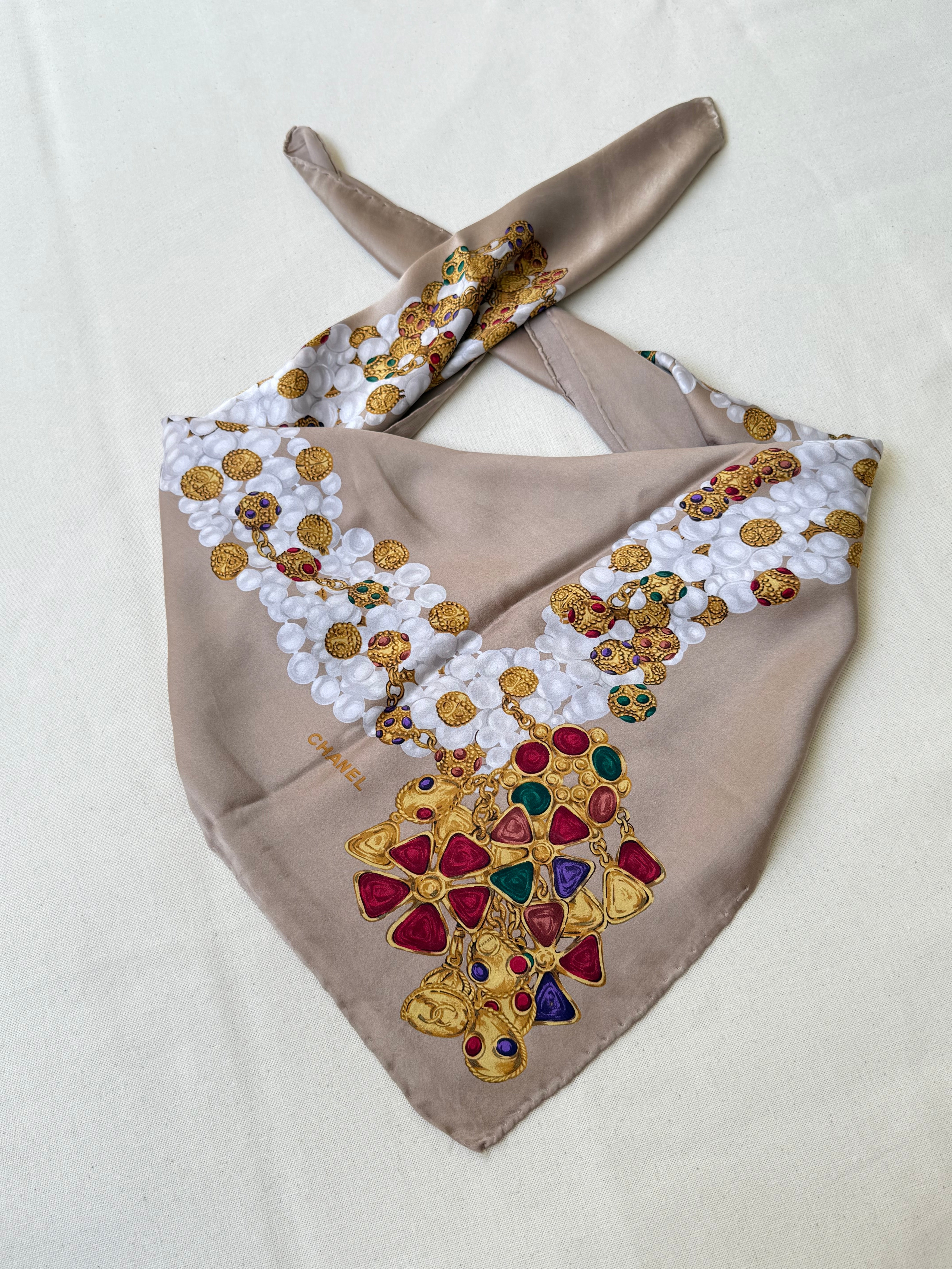 Foulard Chanel – Modèle beige et bijouteries