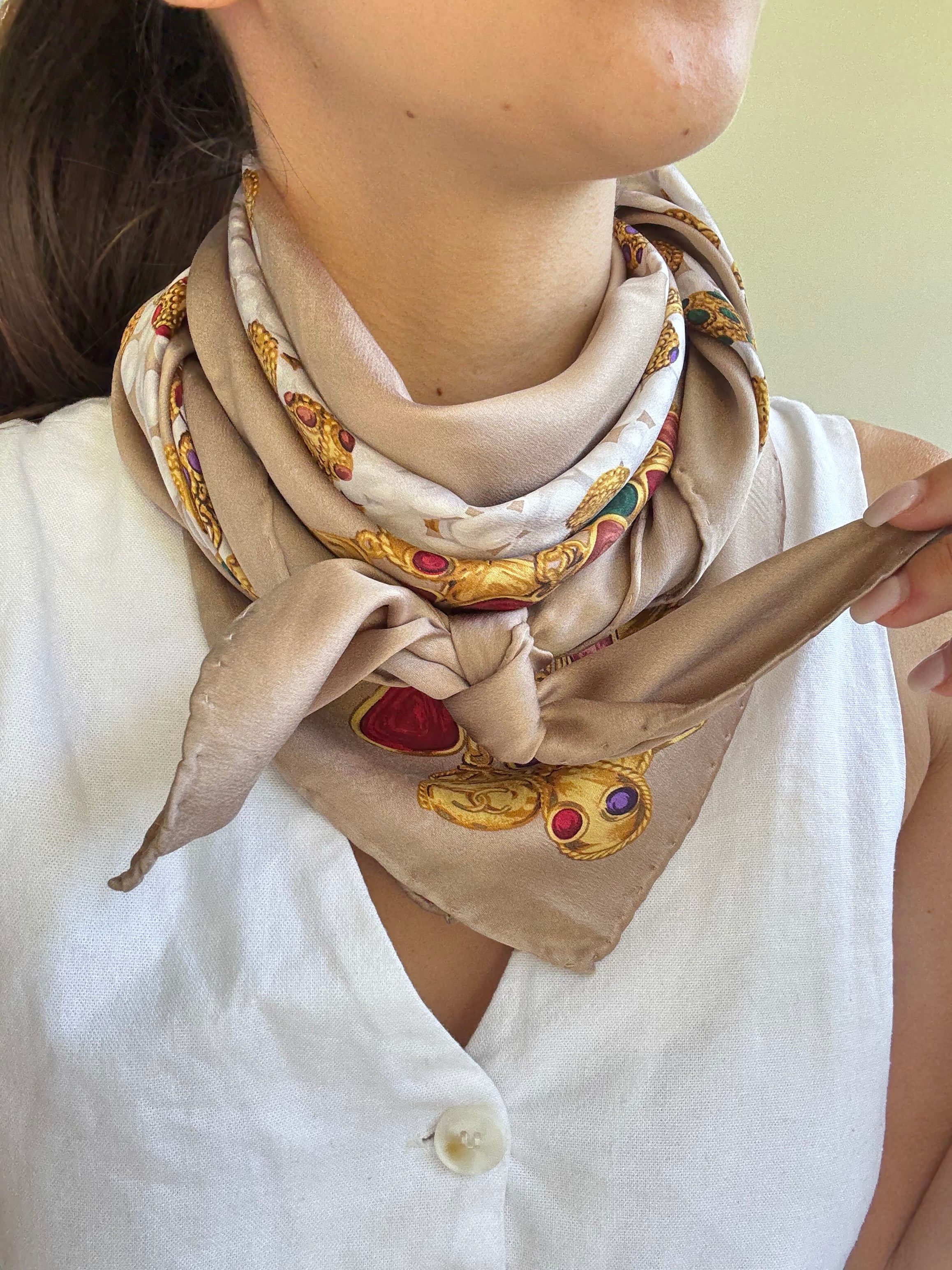 Foulard Chanel – Modèle beige et bijouteries