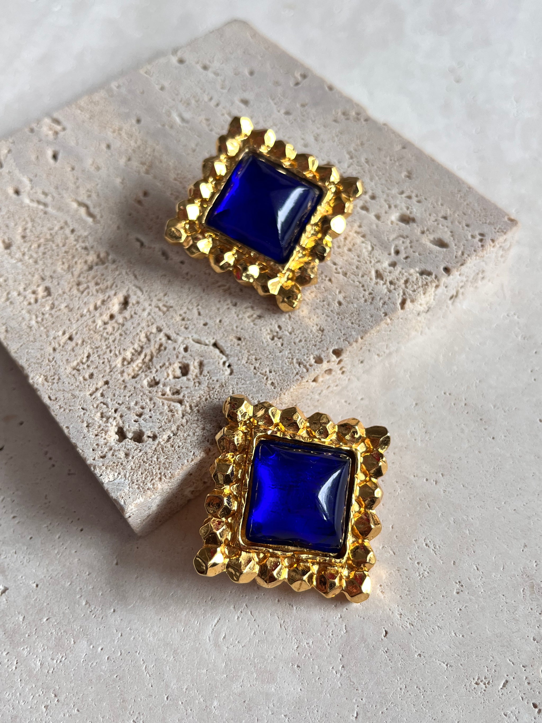 Boucles d'oreilles Édouard Rambaud vintage - Carrées cabochons bleu roi