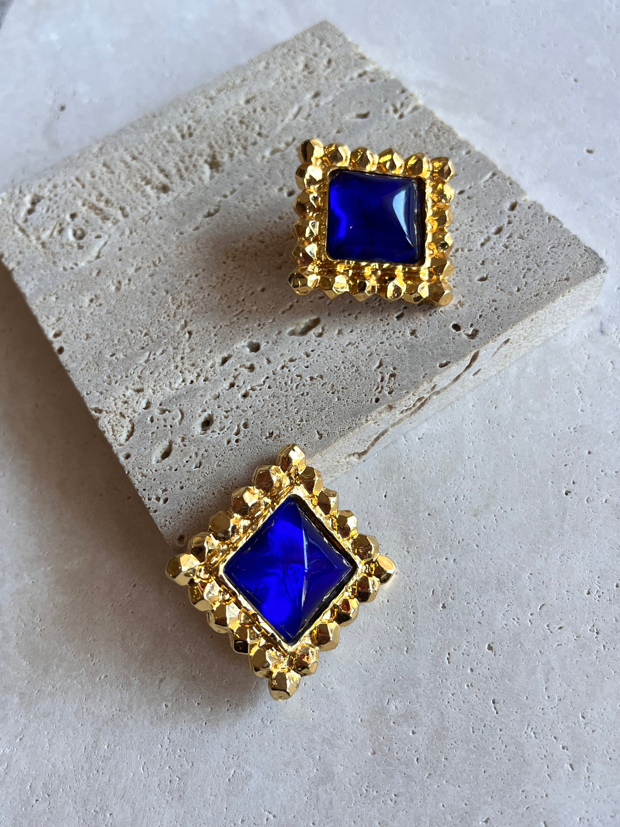 Boucles d'oreilles Édouard Rambaud vintage - Carrées cabochons bleu roi