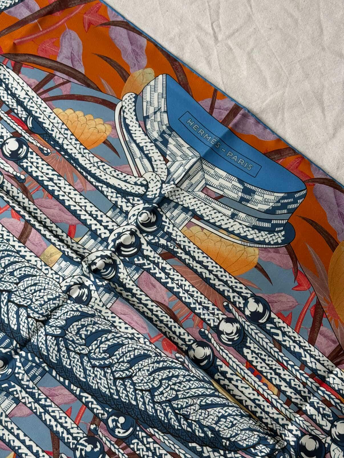 Foulard Hermès double face– Modèle Brandebourgs fleuris