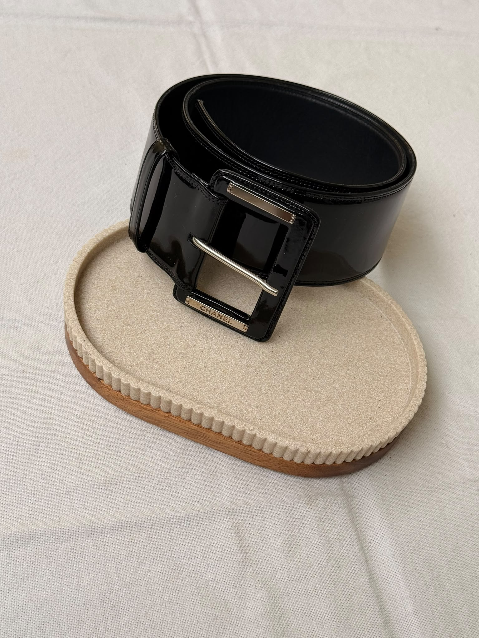 Ceinture Chanel vintage - Cuir noir brillant et boucle oversize