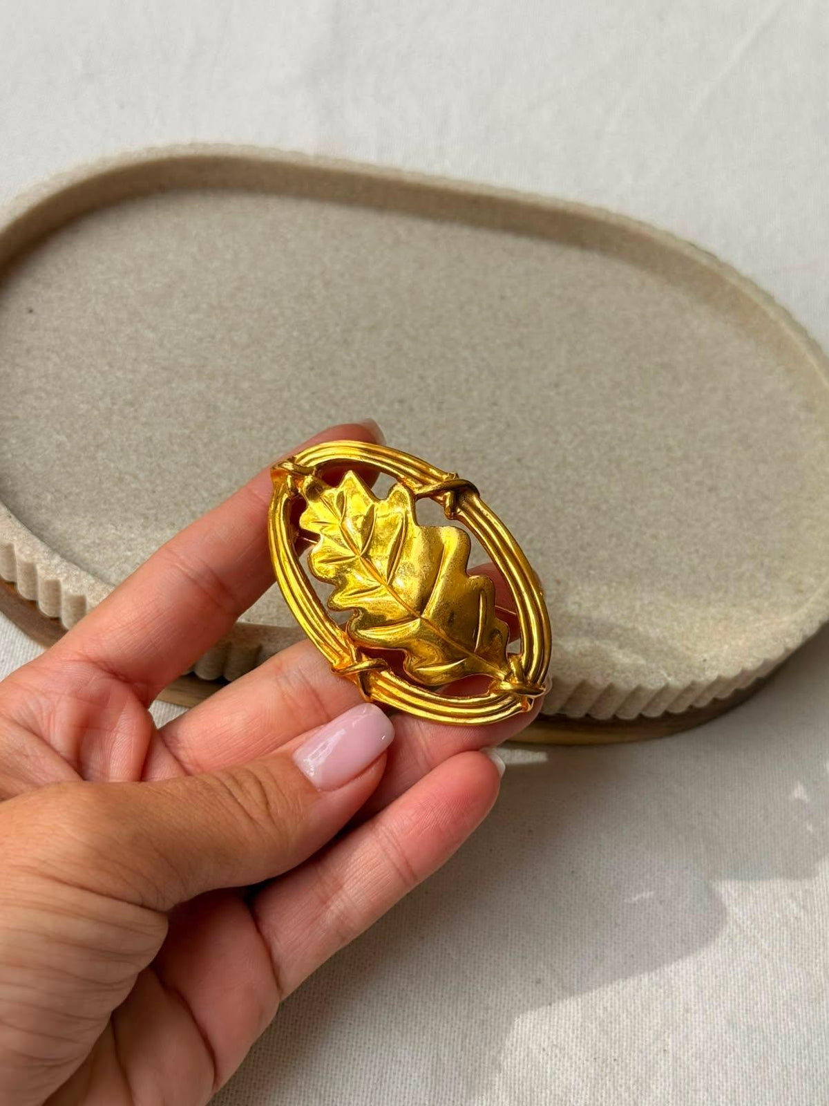 Broche Inès De La Fressange vintage - Feuille dorée