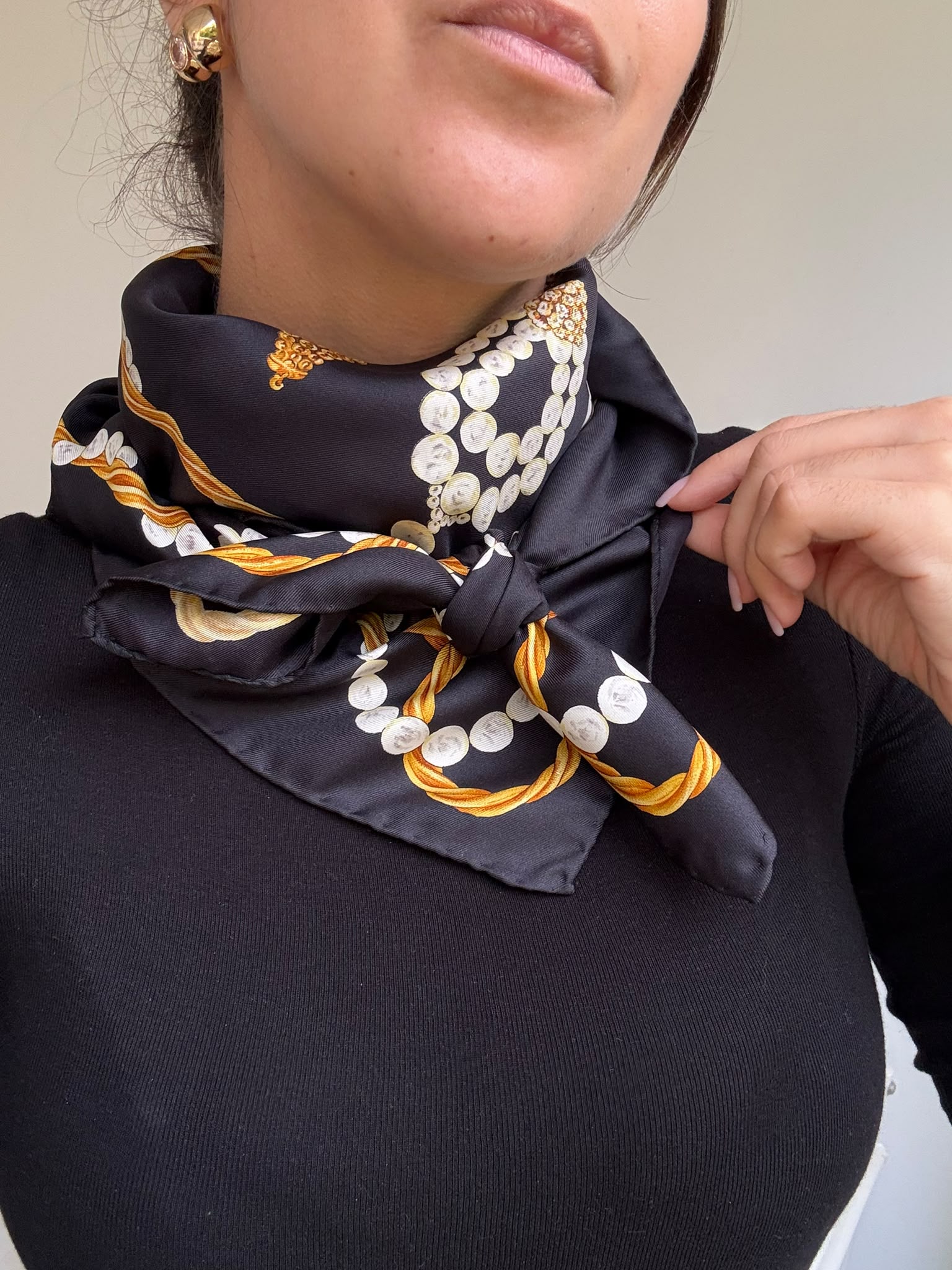 Foulard Christian Dior vintage – Bijoux sur fond noir