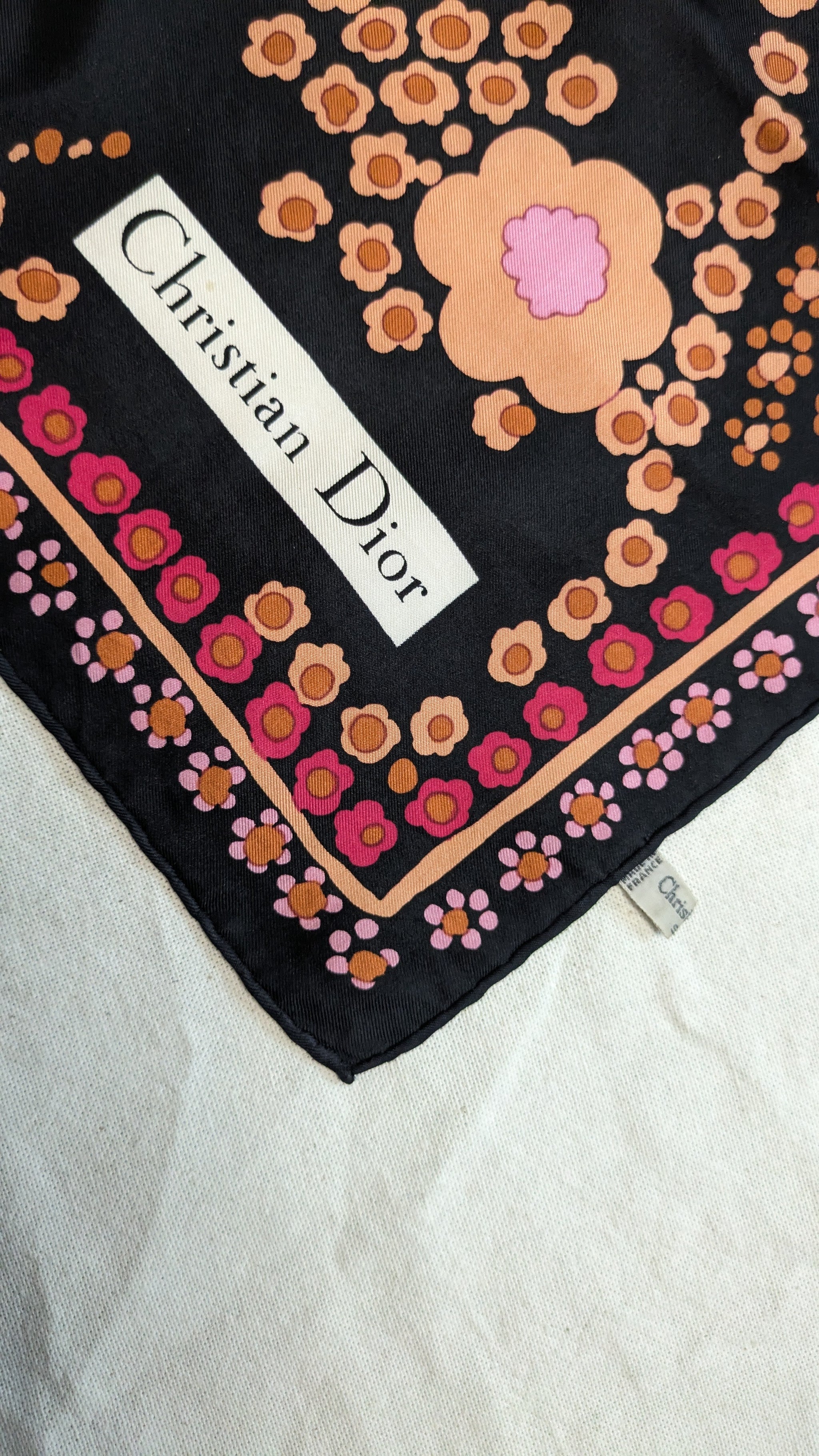 Foulard Christian Dior – Modèle noir à fleurs