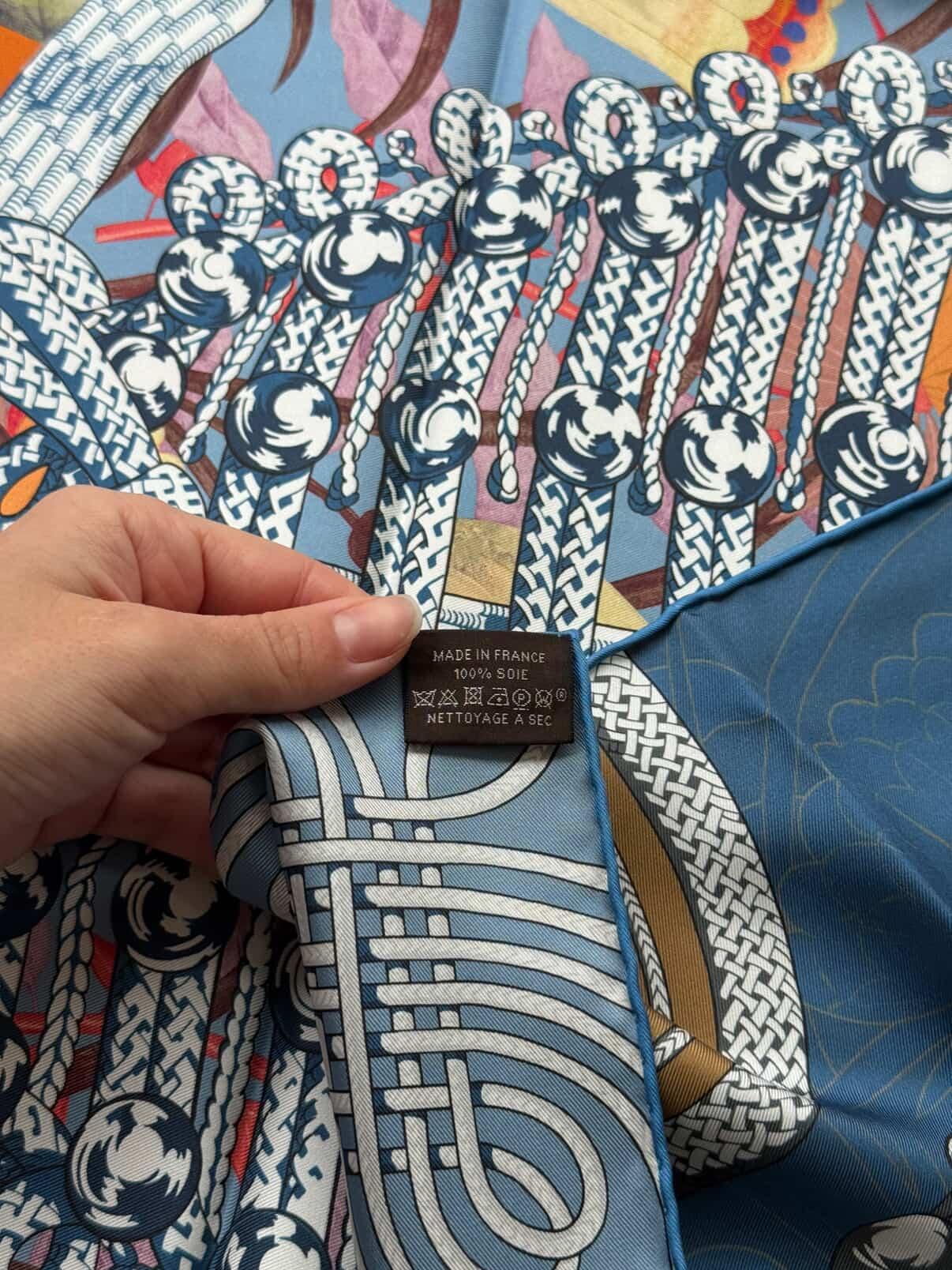 Foulard Hermès double face– Modèle Brandebourgs fleuris