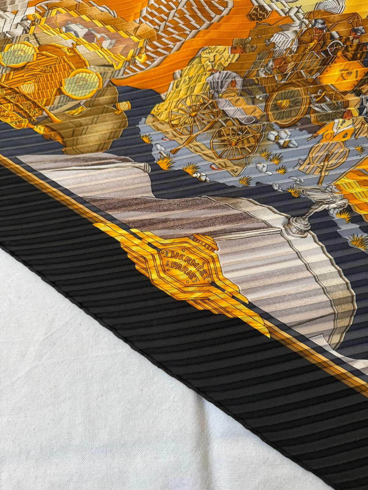 Foulard Hermès plissé – Modèle Automobile
