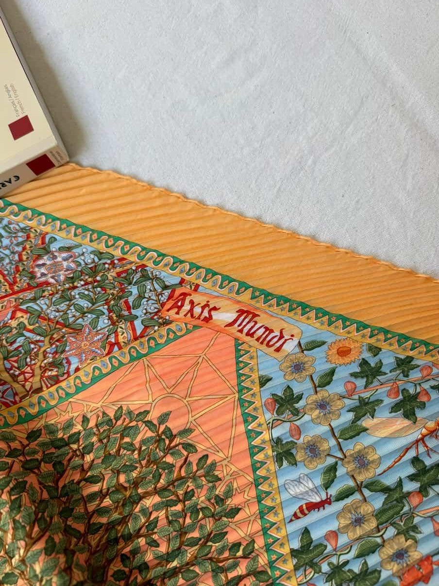 Foulard Hermès plissé – Modèle Axis mundi